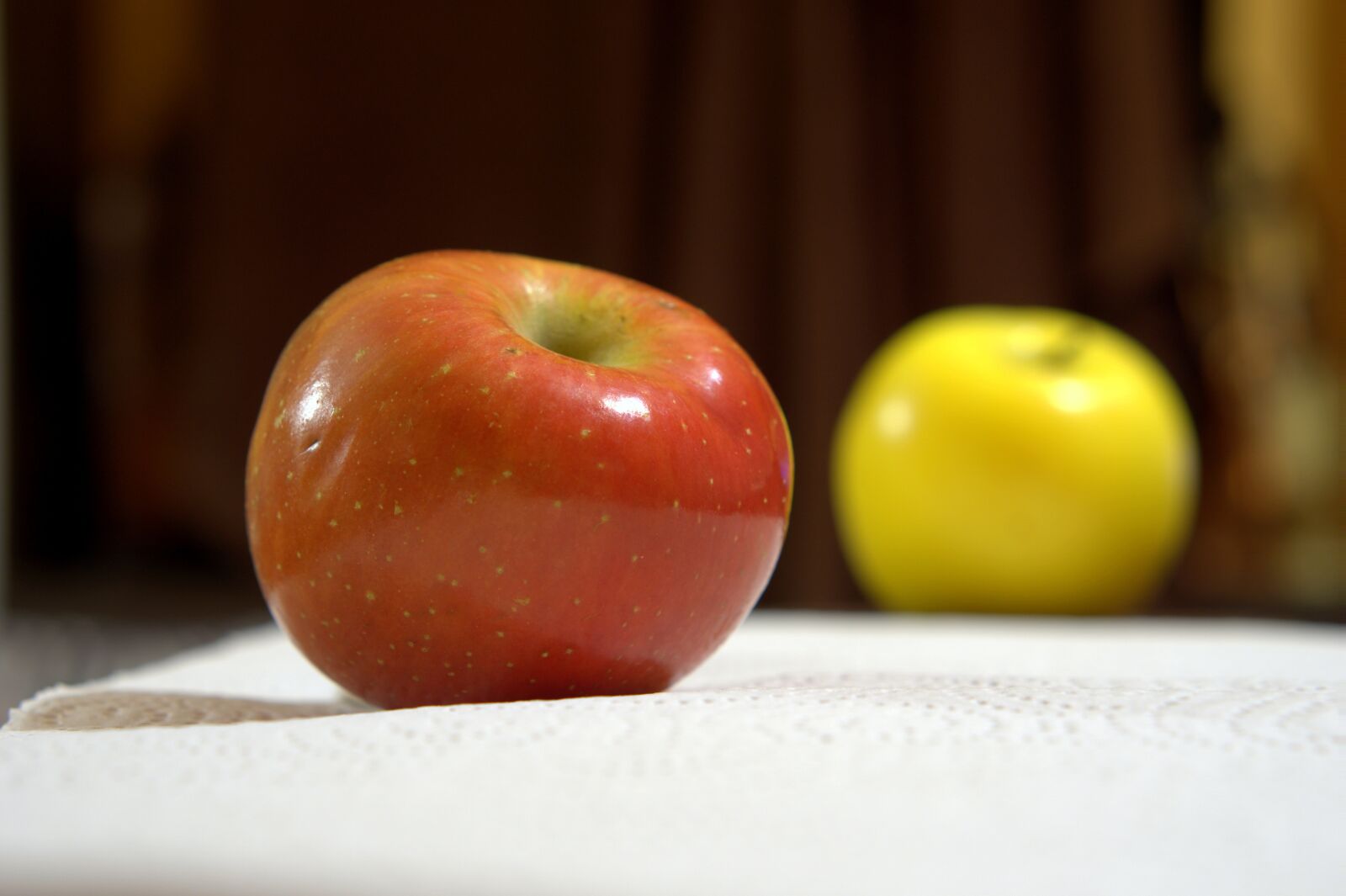E 50mm F1.8 OSS sample photo. Apples, red, yellow photography