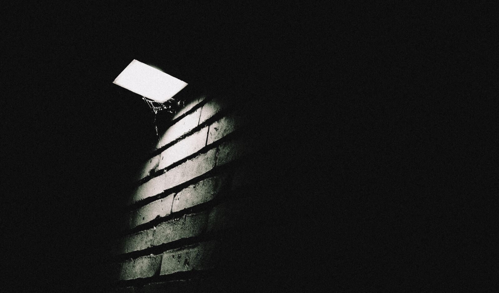 Sony DT 18-55mm F3.5-5.6 SAM II sample photo. Street, lamp, wall photography