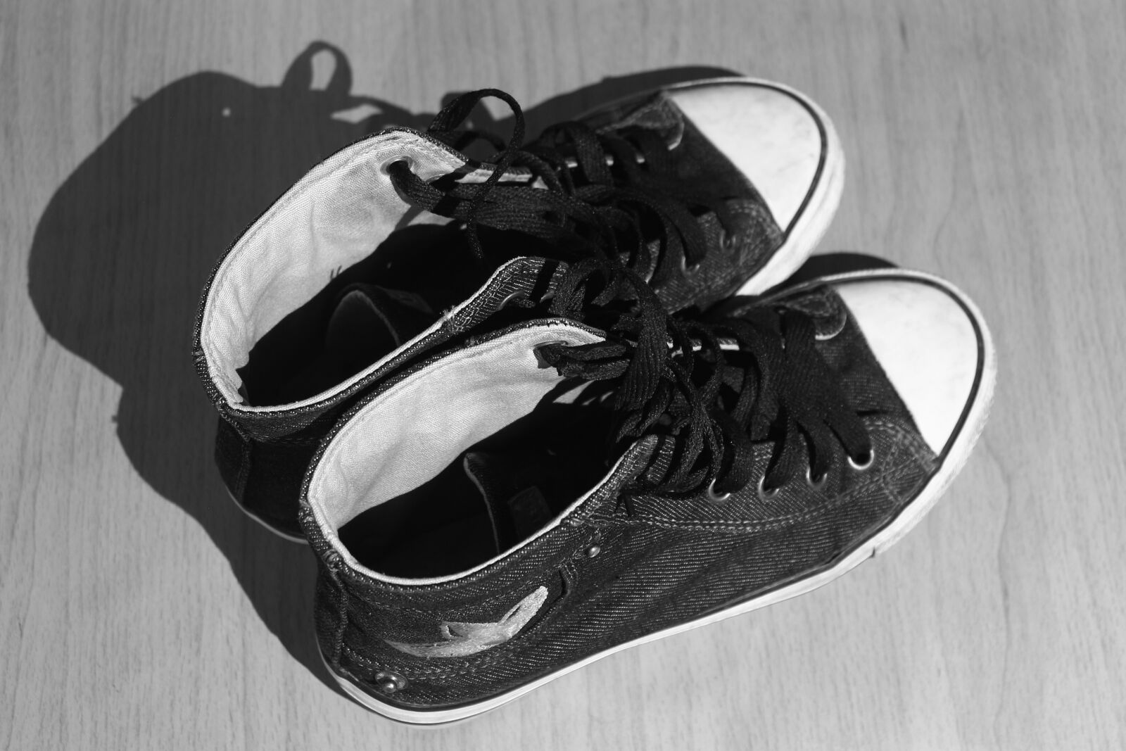 Canon EOS 1100D (EOS Rebel T3 / EOS Kiss X50) sample photo. Shoes, used, worn photography