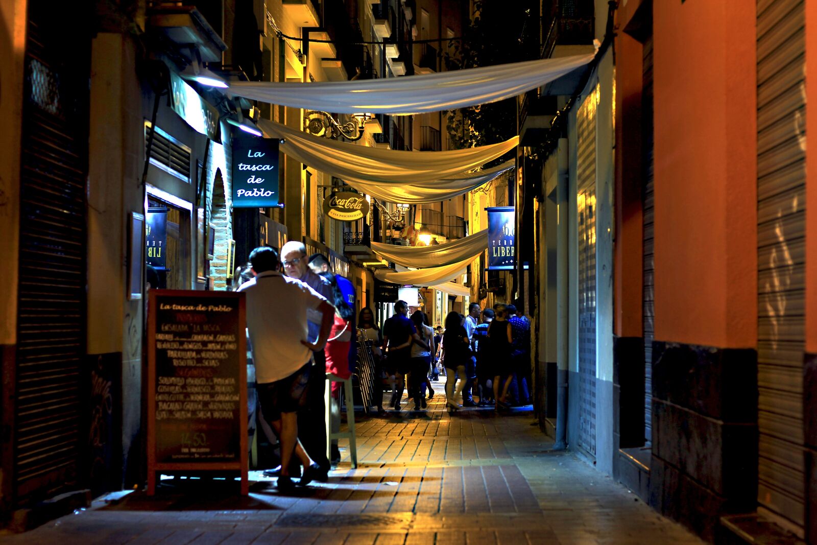 Canon EOS 60D + Canon EF 50mm F1.8 STM sample photo. Night, bars, city photography