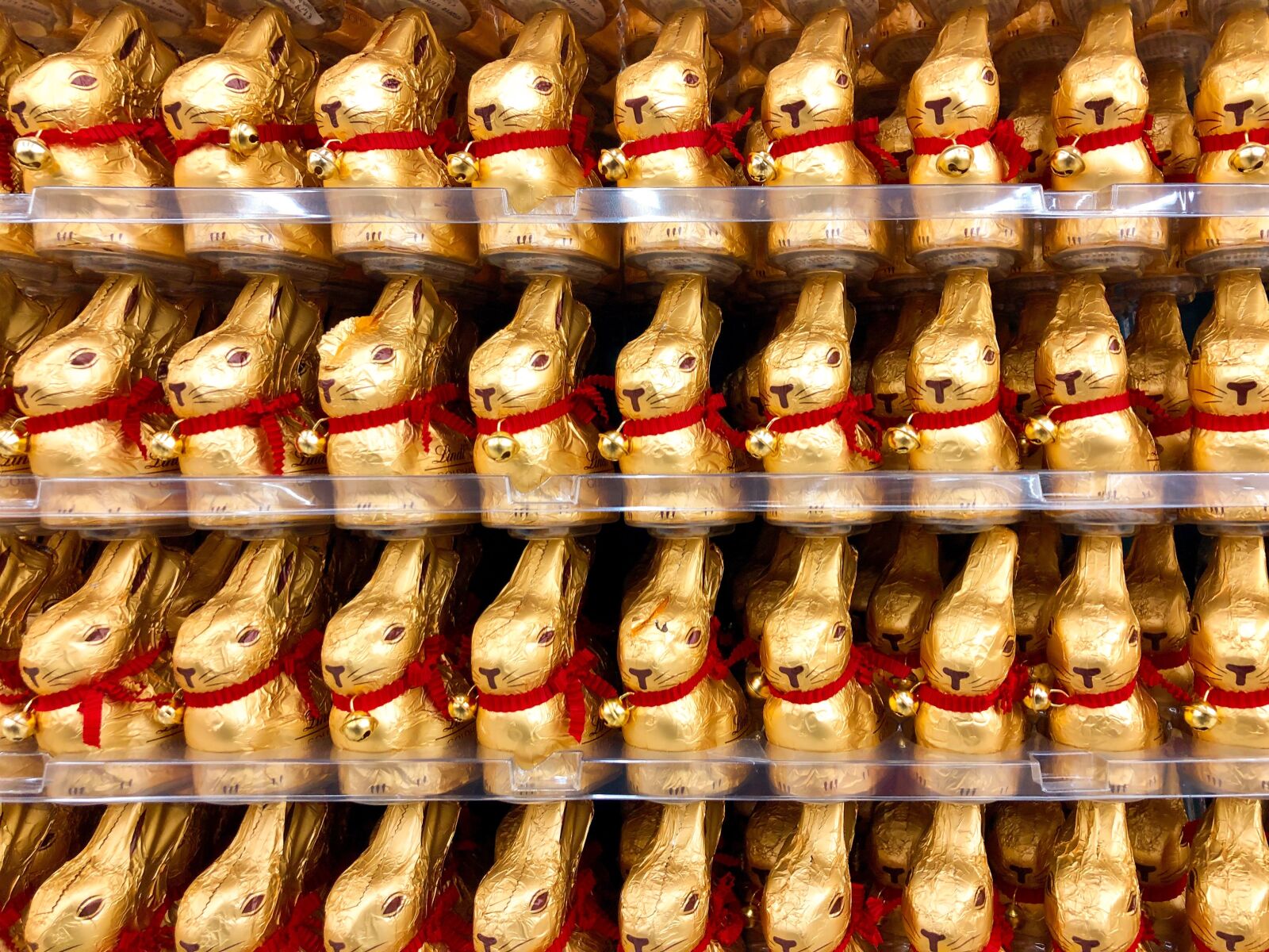 iPhone 8 back camera 3.99mm f/1.8 sample photo. Easter bunny, chocolate, display photography