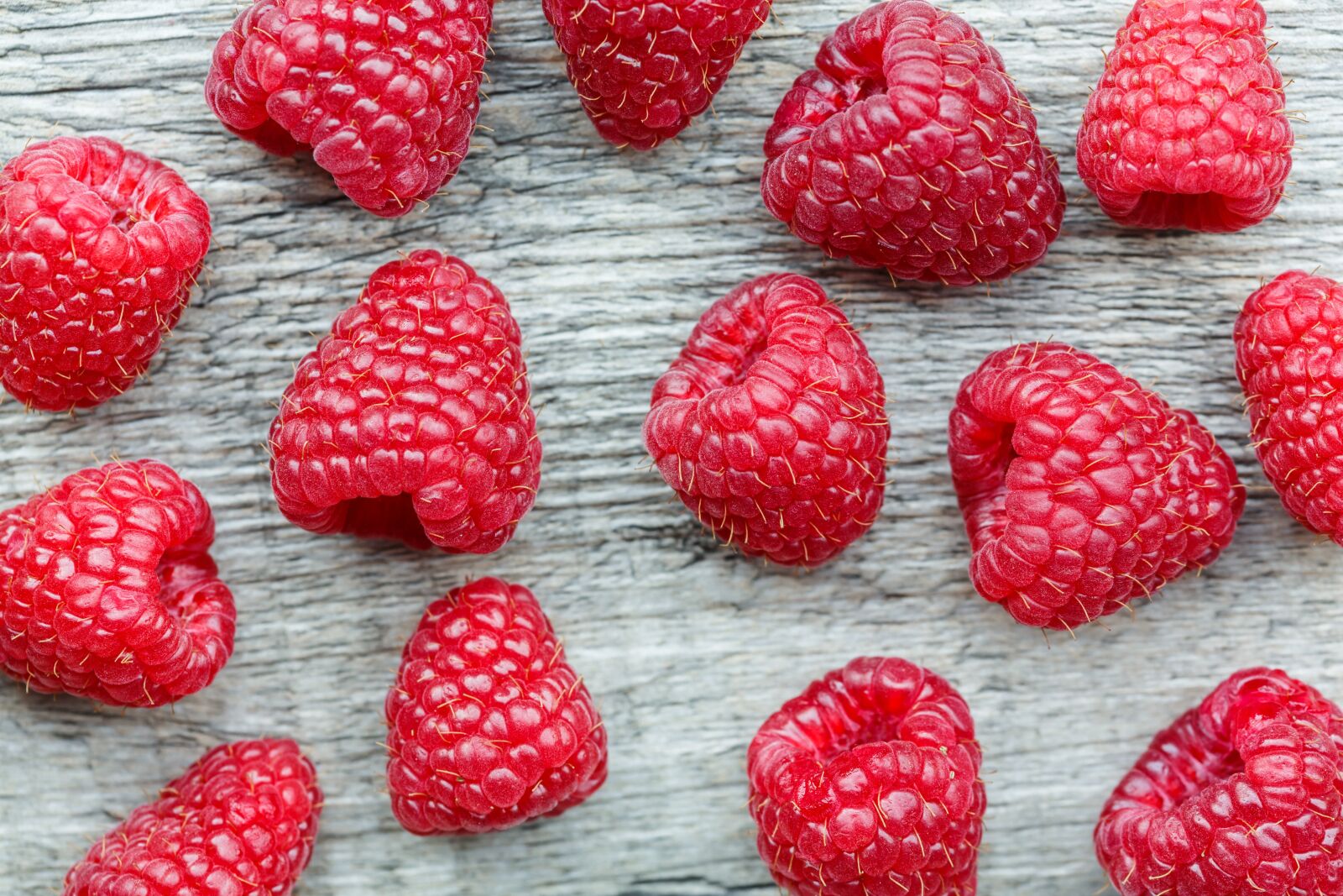 Canon EF 100mm F2.8 Macro USM sample photo. Raspberry, top view, wooden photography