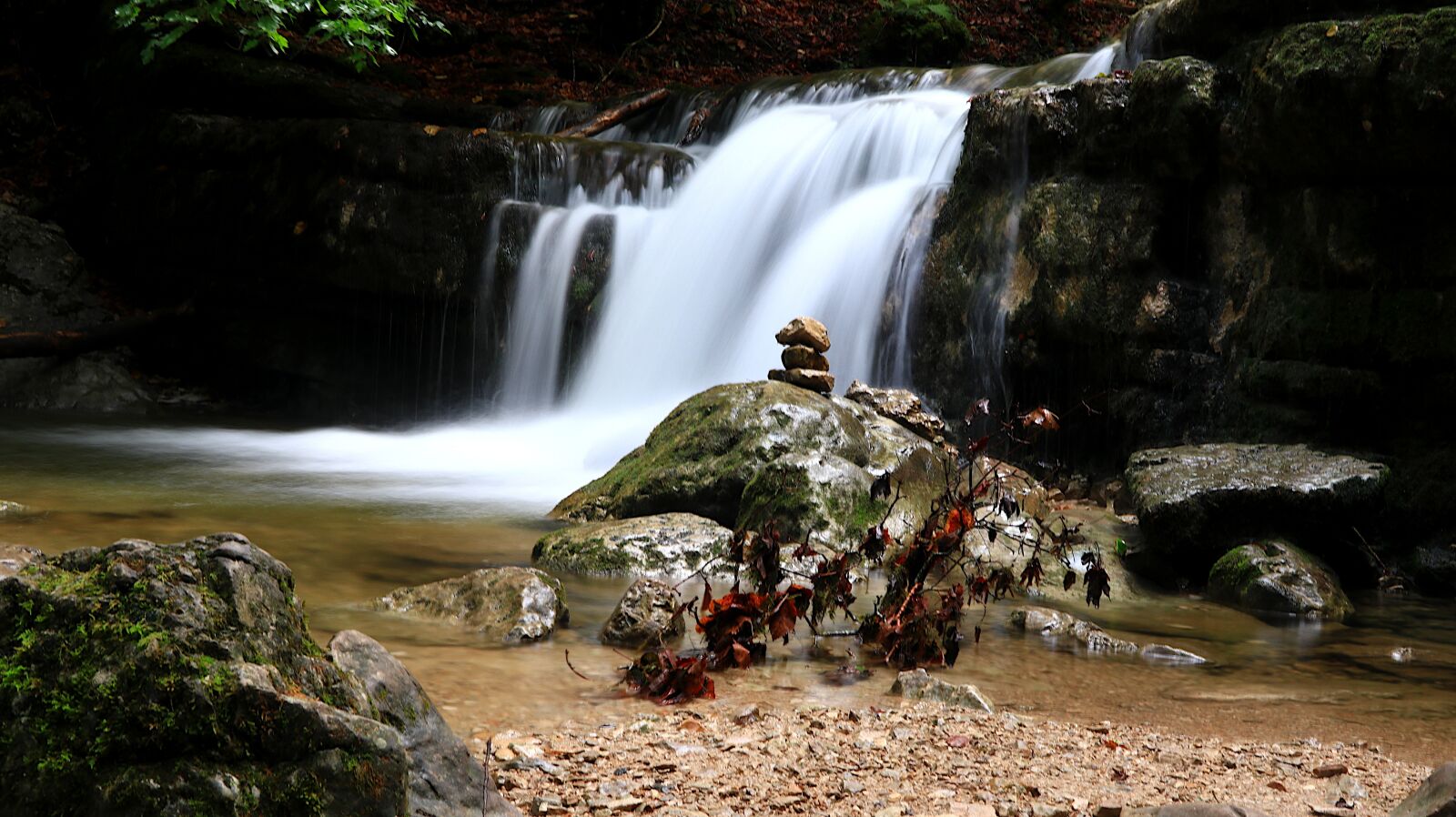 Canon PowerShot G1 X Mark III sample photo. Hedgehog waterfall, water, rocks photography