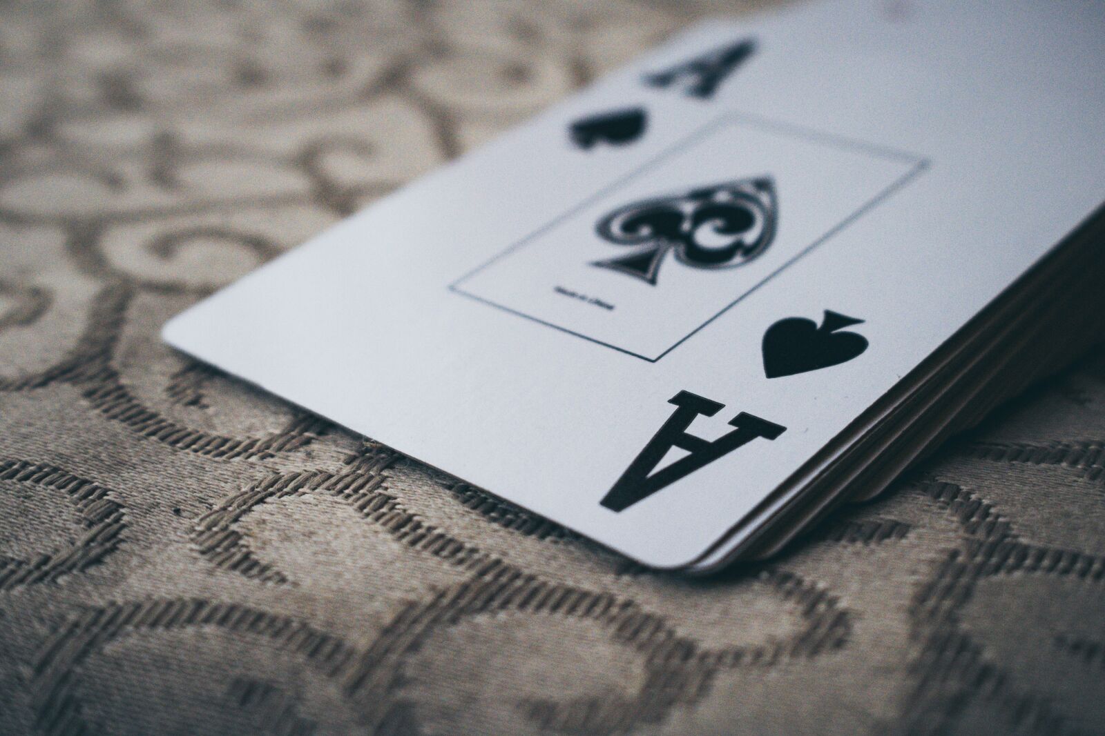Canon EOS 750D (EOS Rebel T6i / EOS Kiss X8i) sample photo. Paper, business, gambling photography