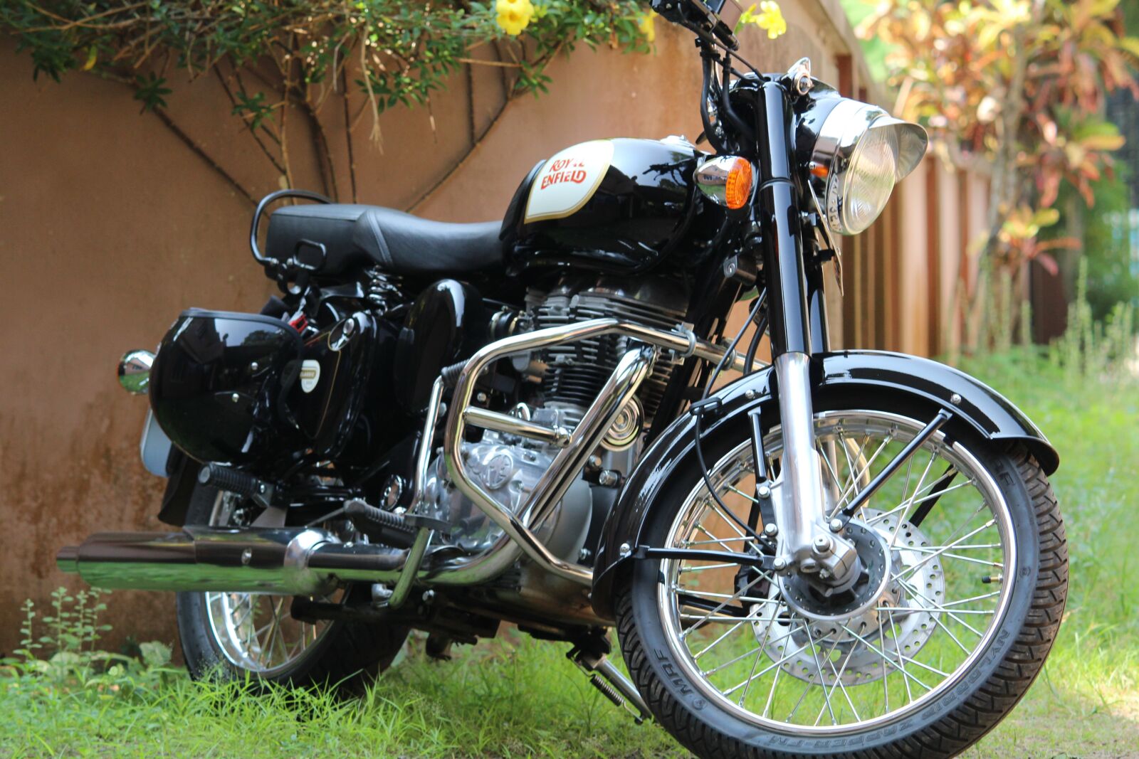Canon EOS 1200D (EOS Rebel T5 / EOS Kiss X70 / EOS Hi) sample photo. Bullet, two wheeler, royal photography