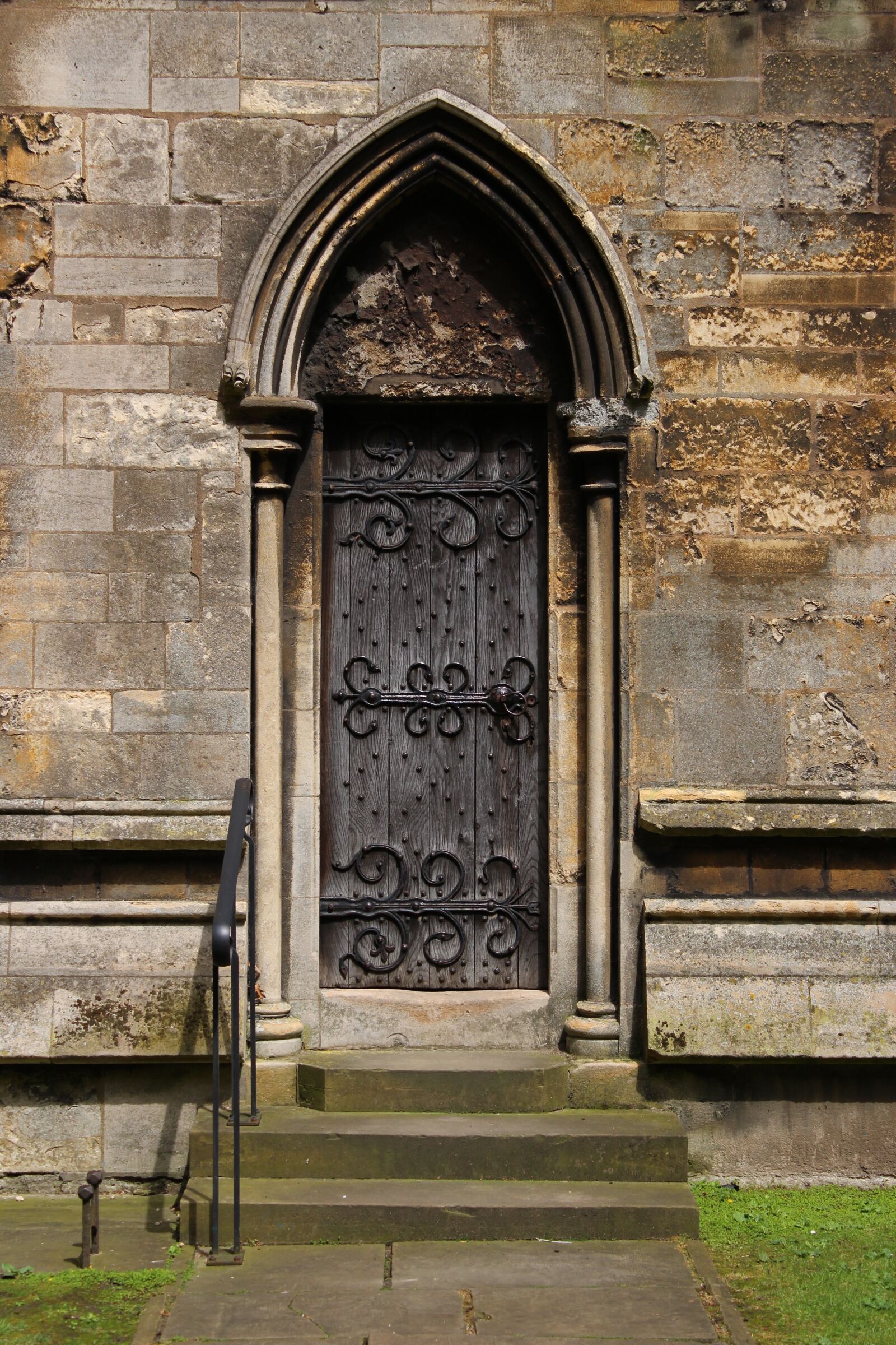 Canon EOS 100D (EOS Rebel SL1 / EOS Kiss X7) sample photo. Door, portal, middle ages photography