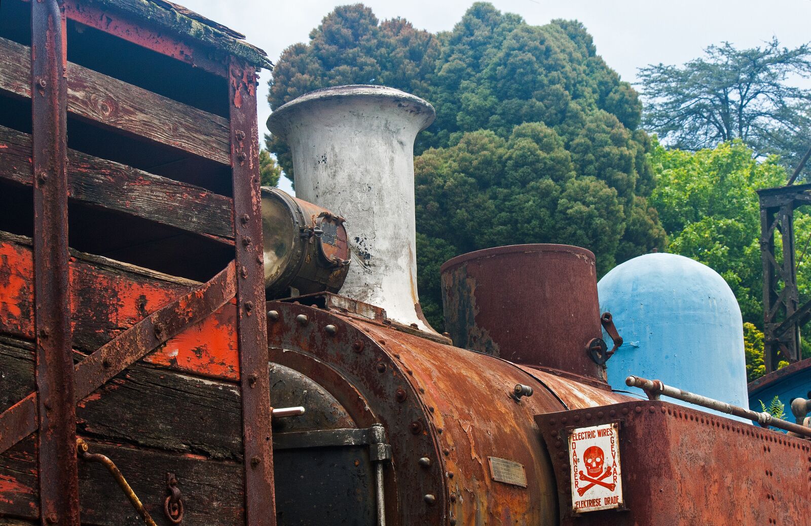 Canon EF-S 55-250mm F4-5.6 IS sample photo. Abandoned rusted locomotive, railroad photography