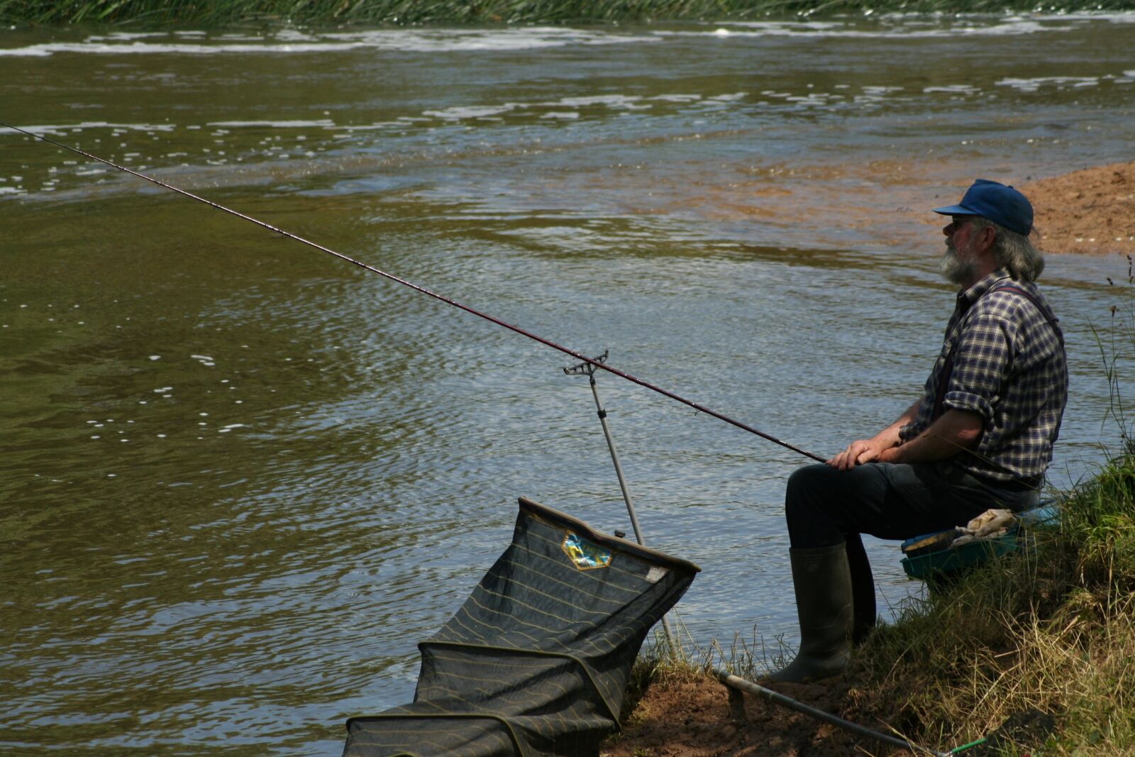 Canon EOS 350D (EOS Digital Rebel XT / EOS Kiss Digital N) sample photo. Fishing, fisherman, river photography