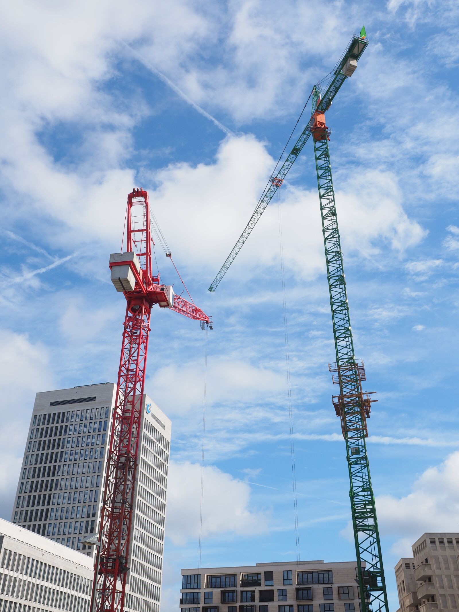 Olympus OM-D E-M1 + Olympus M.Zuiko Digital ED 12-40mm F2.8 Pro sample photo. Construction cranes, site, frankfurt photography