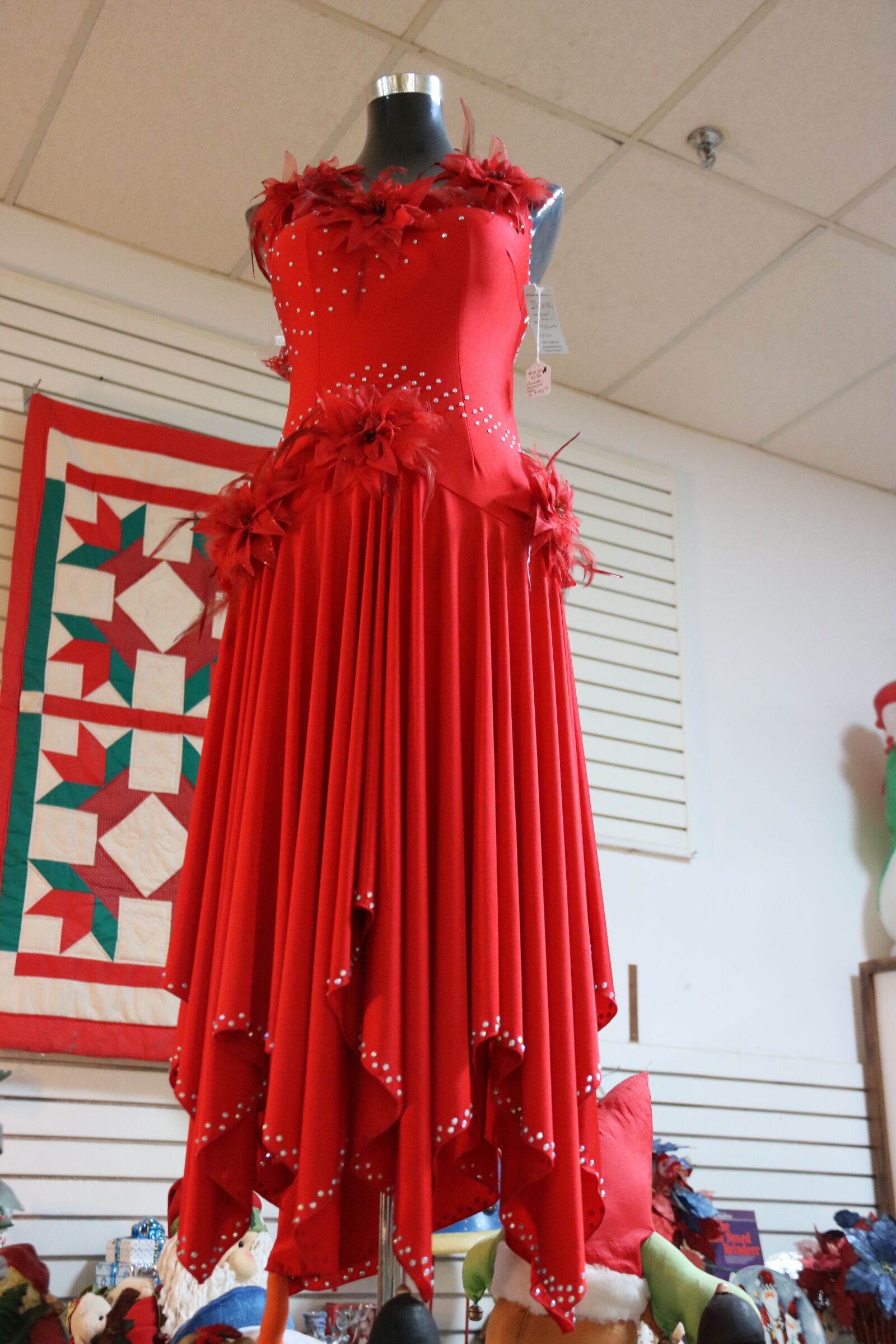 Canon EF-S 18-200mm F3.5-5.6 IS sample photo. Dummy, mannequin, dress photography