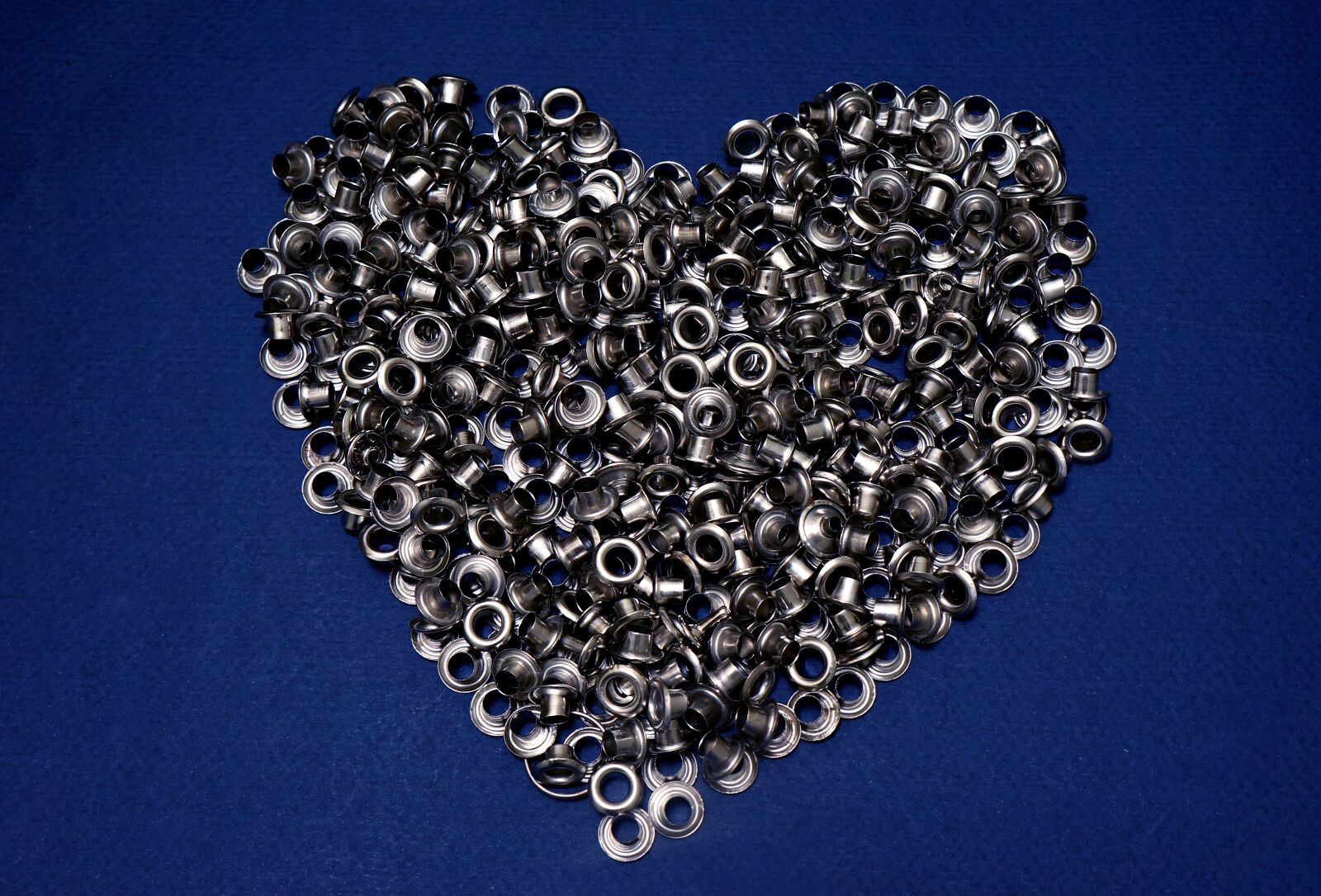 Sony Alpha NEX-F3 + Sony E 18-55mm F3.5-5.6 OSS sample photo. Heart, decorate, metal photography