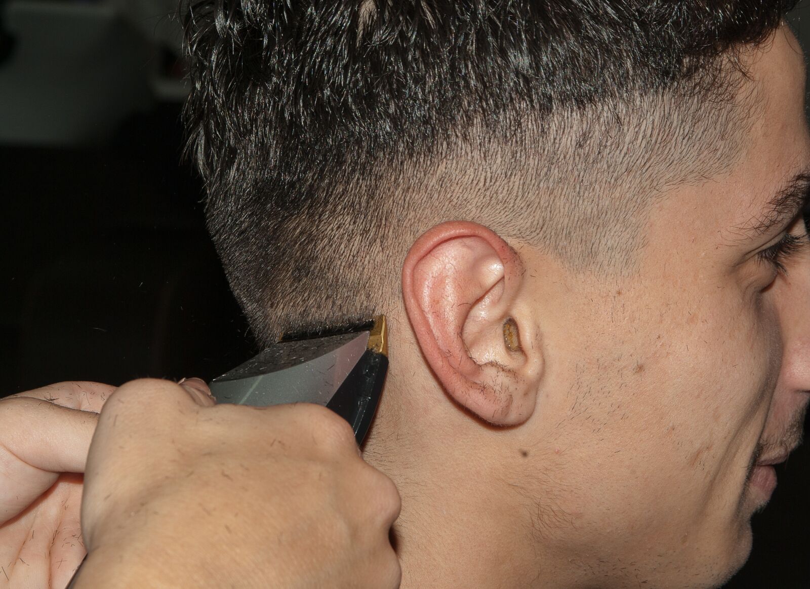 Pentax K10D sample photo. Hairdresser, mower, hair cut photography