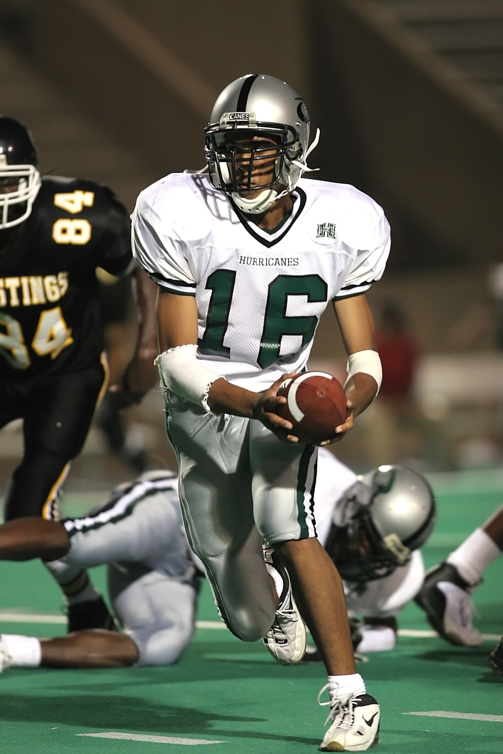 Canon EOS 20D sample photo. Quarterback, running back, football photography