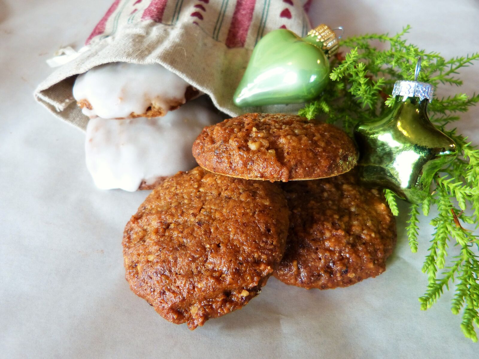 Panasonic Lumix DMC-FZ150 sample photo. Gingerbread, elisen gingerbread, advent photography