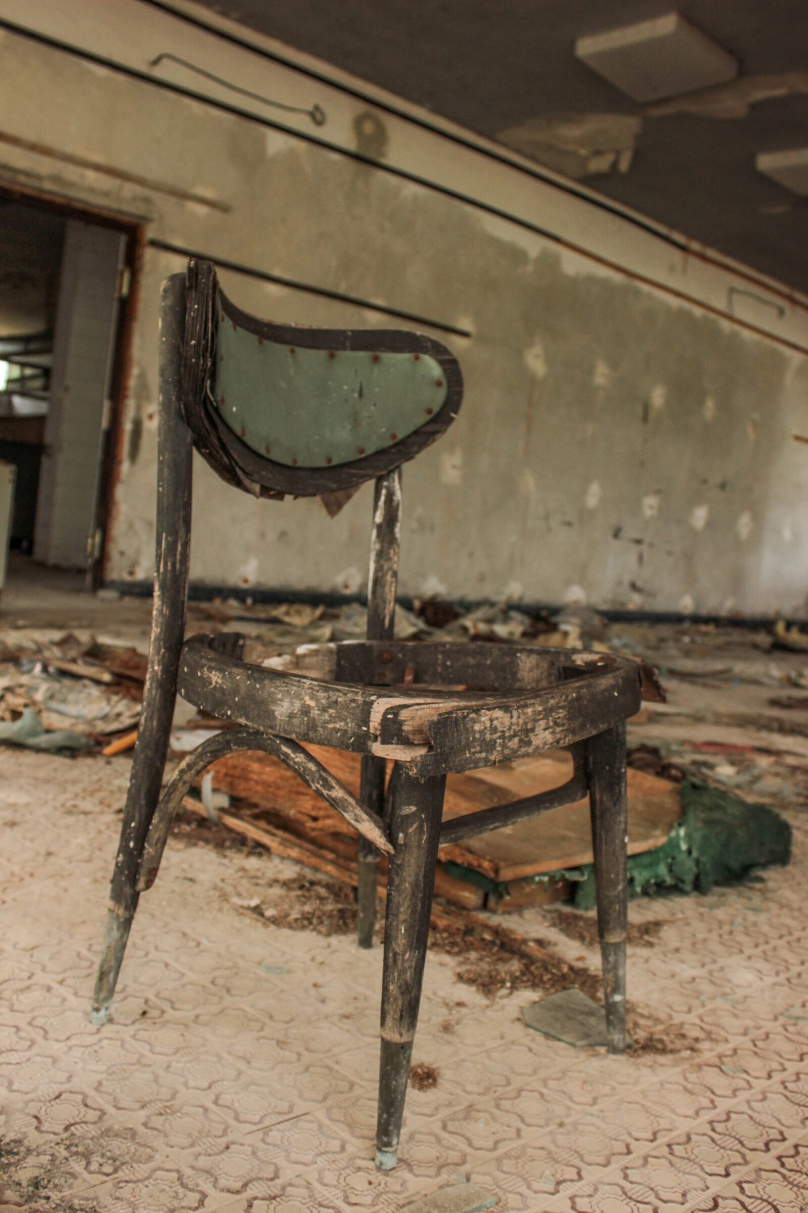 Canon EOS 600D (Rebel EOS T3i / EOS Kiss X5) sample photo. Chair, sit, old photography