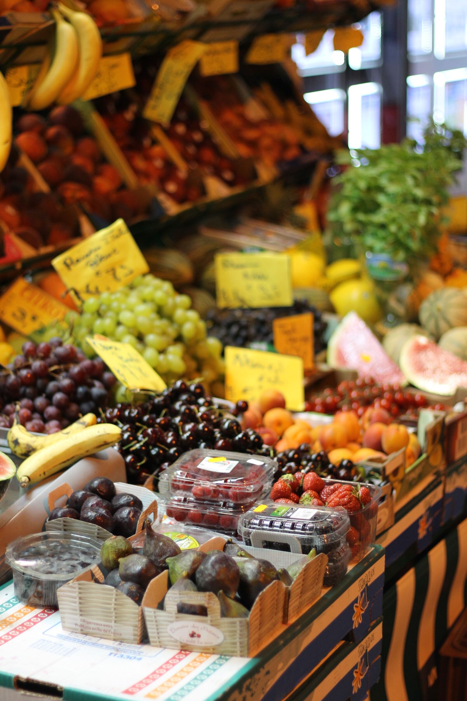 Canon EOS 1100D (EOS Rebel T3 / EOS Kiss X50) + Canon EF 50mm F1.8 II sample photo. Fruit, shop, france photography