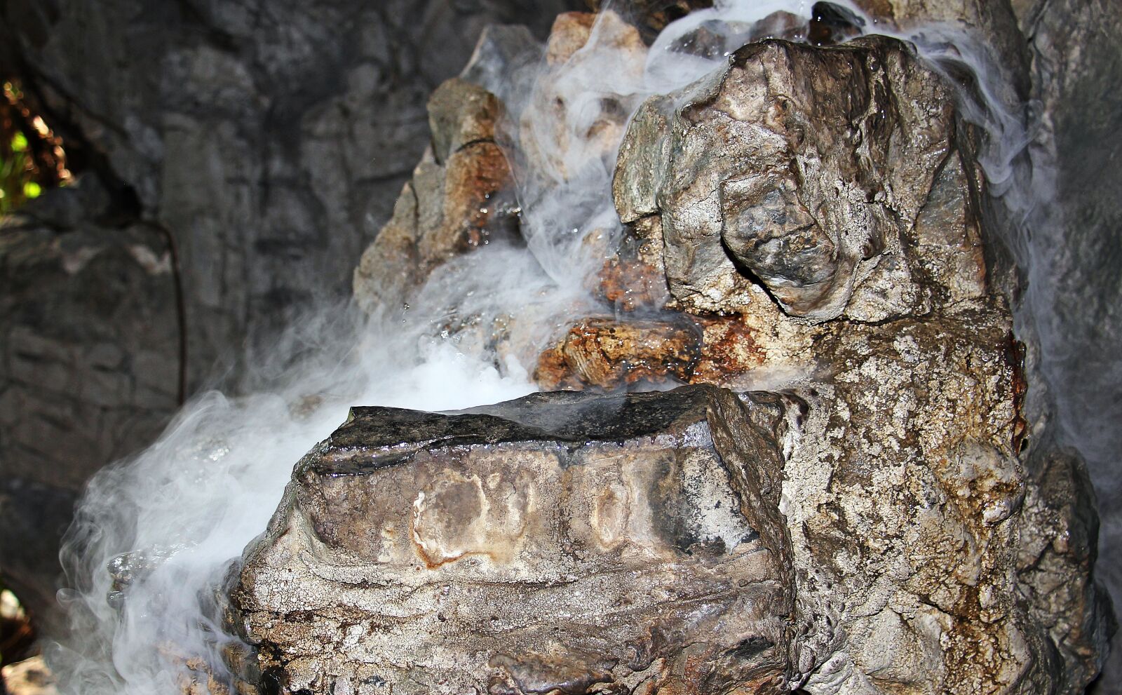 Canon EOS 550D (EOS Rebel T2i / EOS Kiss X4) sample photo. Fog, rock, moisture photography
