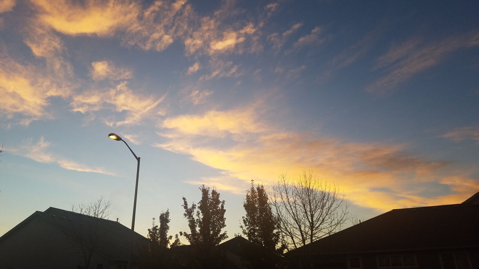 Samsung Galaxy S7 sample photo. Clouds, houses, sky, streetlight photography
