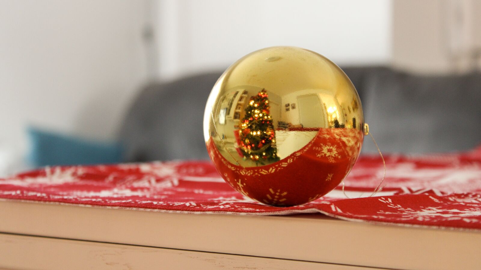 Canon EOS 2000D (EOS Rebel T7 / EOS Kiss X90 / EOS 1500D) sample photo. Christmas, lights, reflection photography
