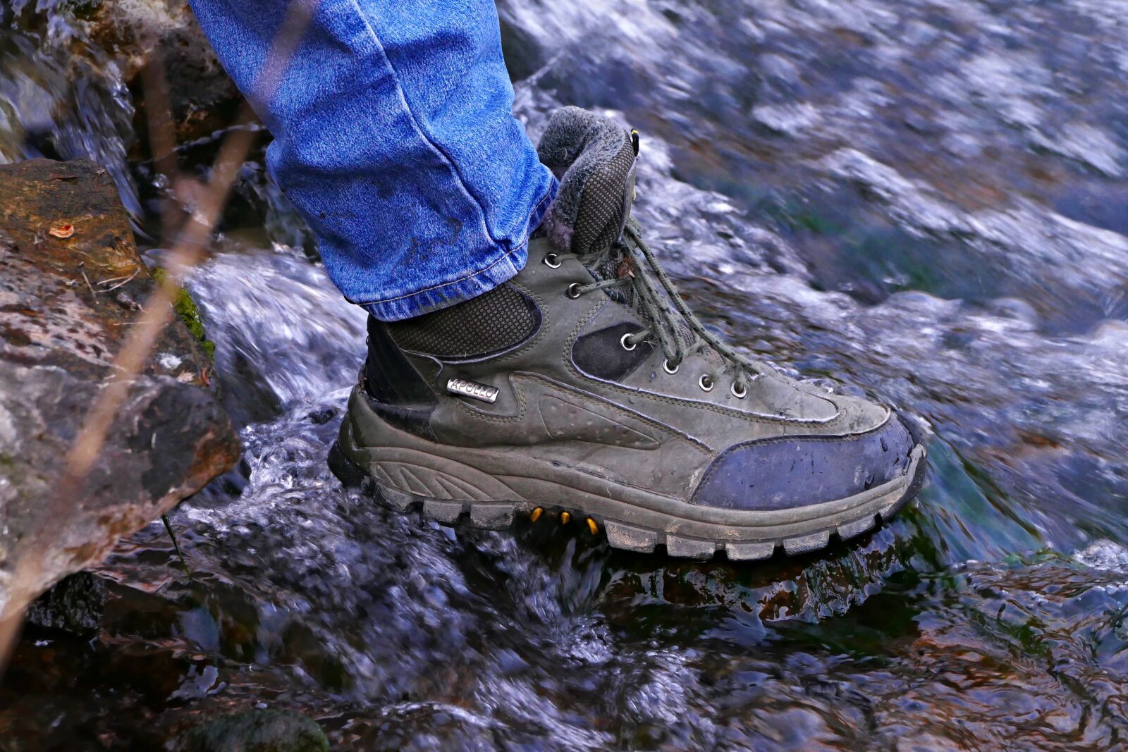 Panasonic Lumix DMC-FZ1000 sample photo. Hiking, shoes, water photography