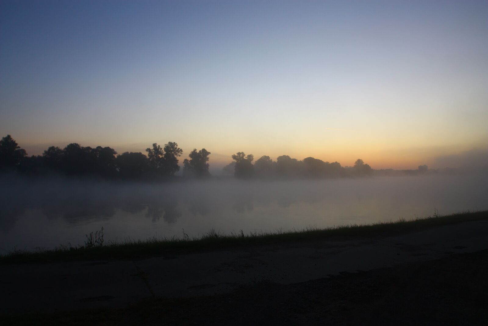 Canon EOS 450D (EOS Rebel XSi / EOS Kiss X2) sample photo. Fog, river, landscape photography