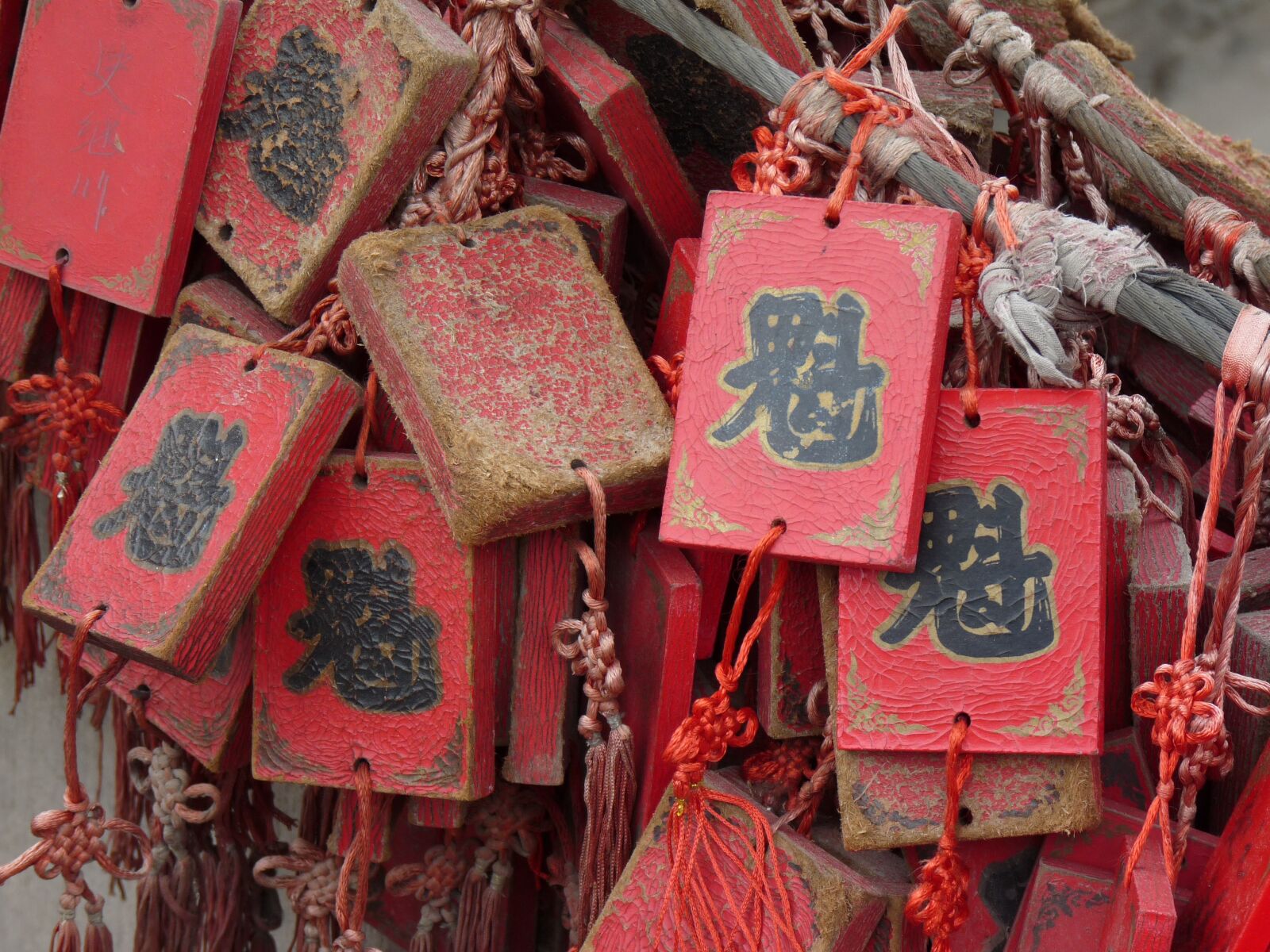 Panasonic Lumix DMC-FZ28 sample photo. Luck, china, medallion photography
