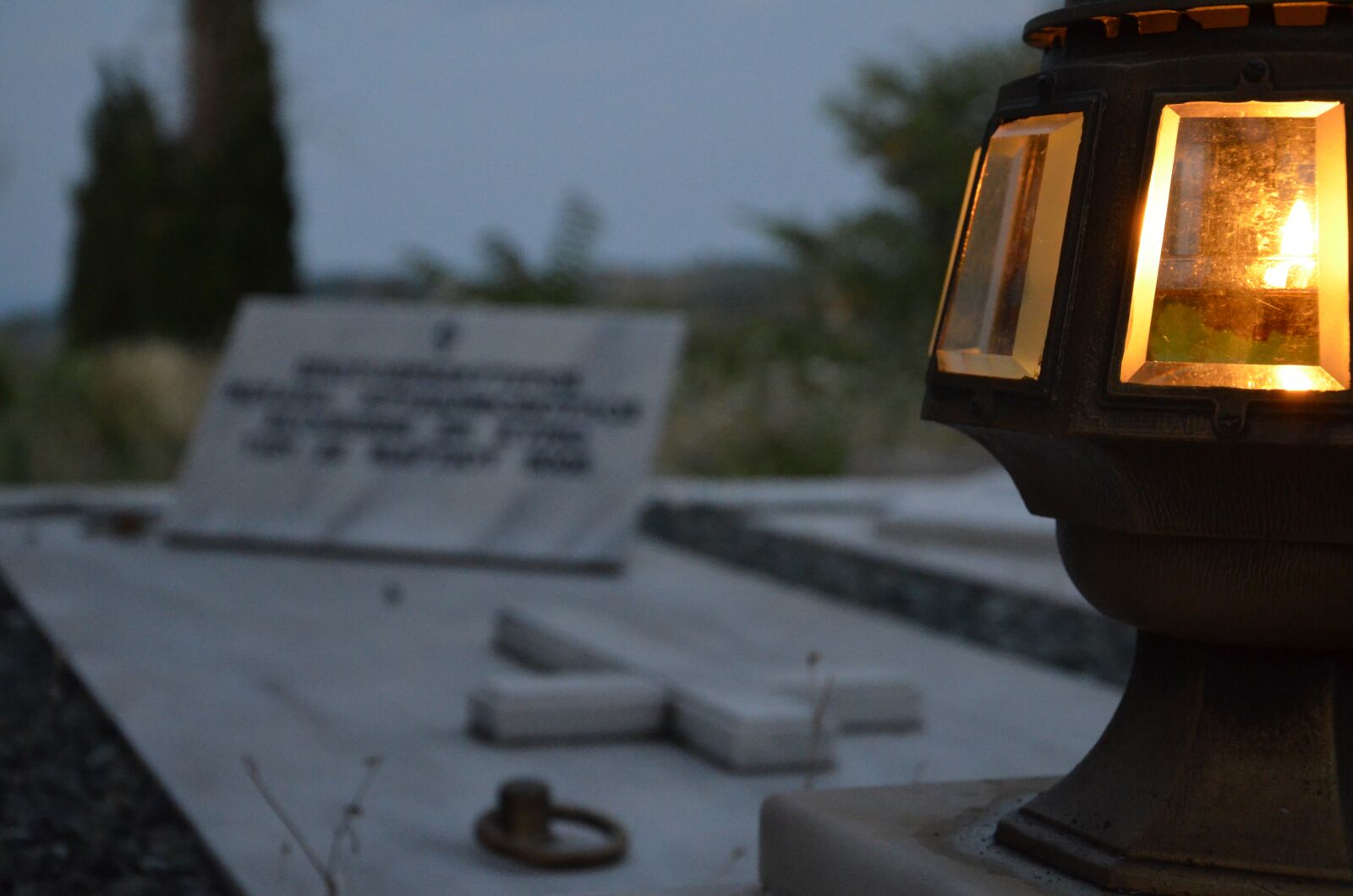 Nikon D5100 sample photo. Tomb, candle, cemetery photography