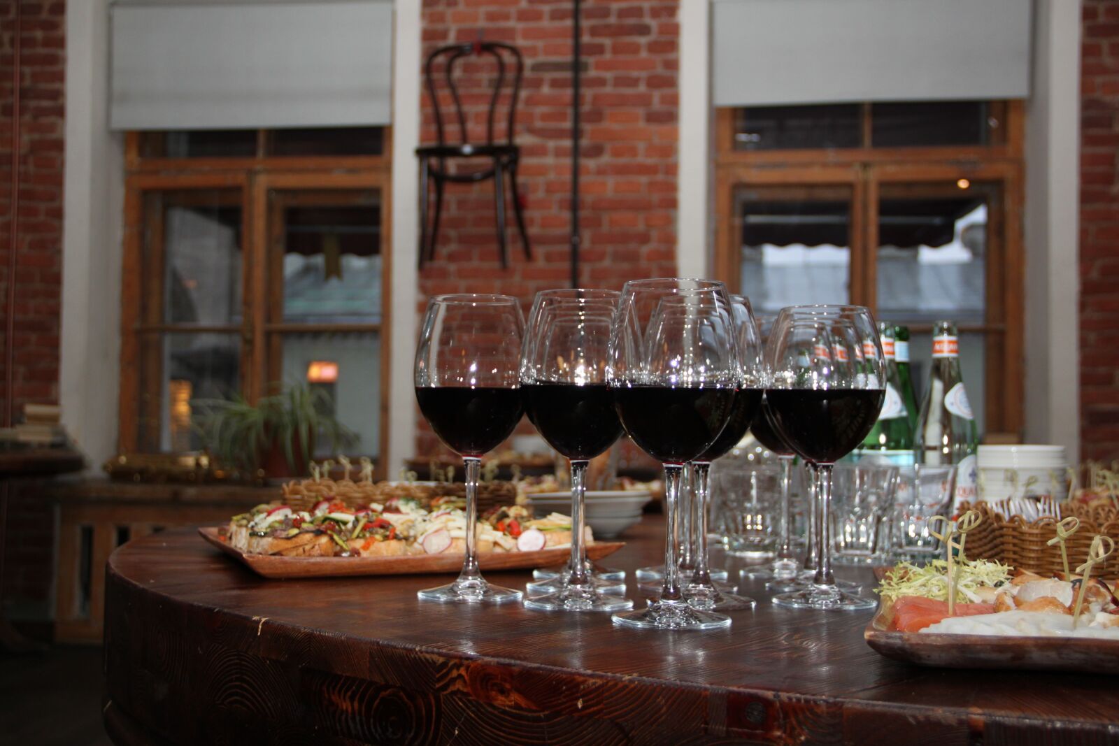 Canon EOS 500D (EOS Rebel T1i / EOS Kiss X3) sample photo. Restaurant, café, wine photography