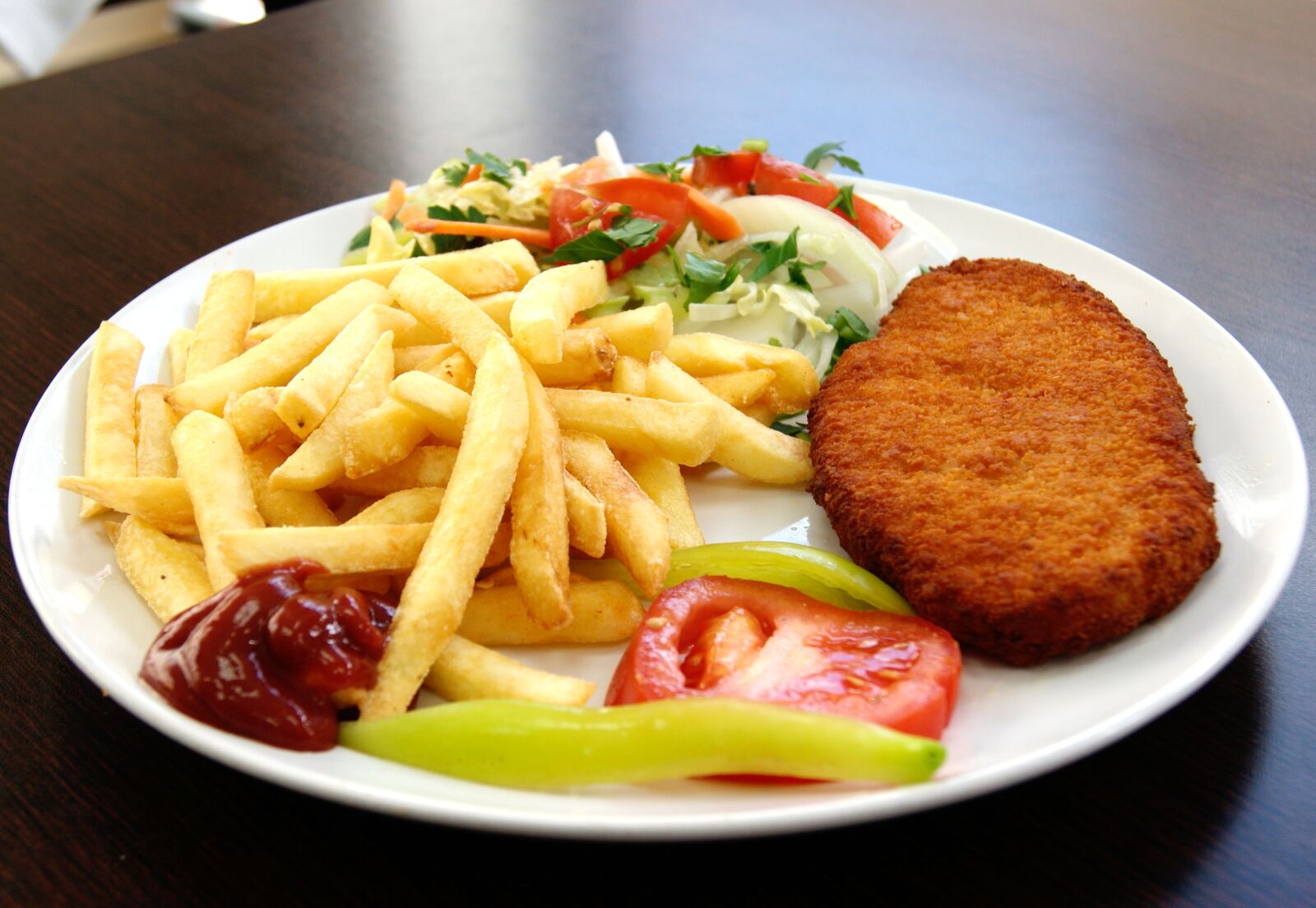 Sony Alpha DSLR-A230 sample photo. Schnitzel, french, breaded photography