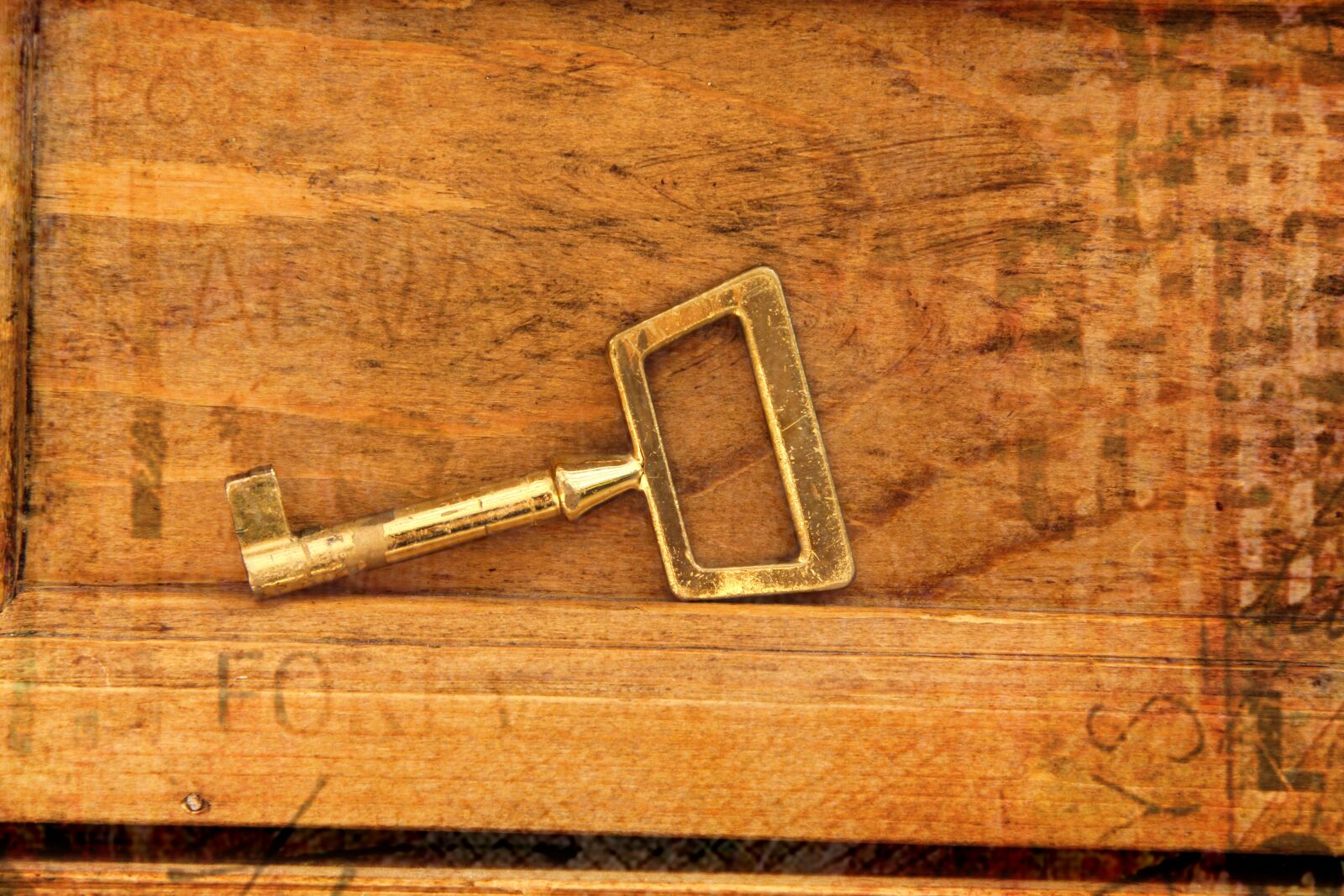Canon EOS 1200D (EOS Rebel T5 / EOS Kiss X70 / EOS Hi) sample photo. Key, wood, antique photography