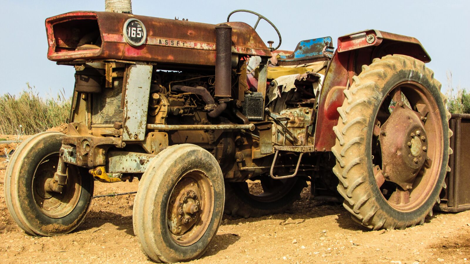 Canon PowerShot SX400 IS sample photo. Tractor, old, rusty photography