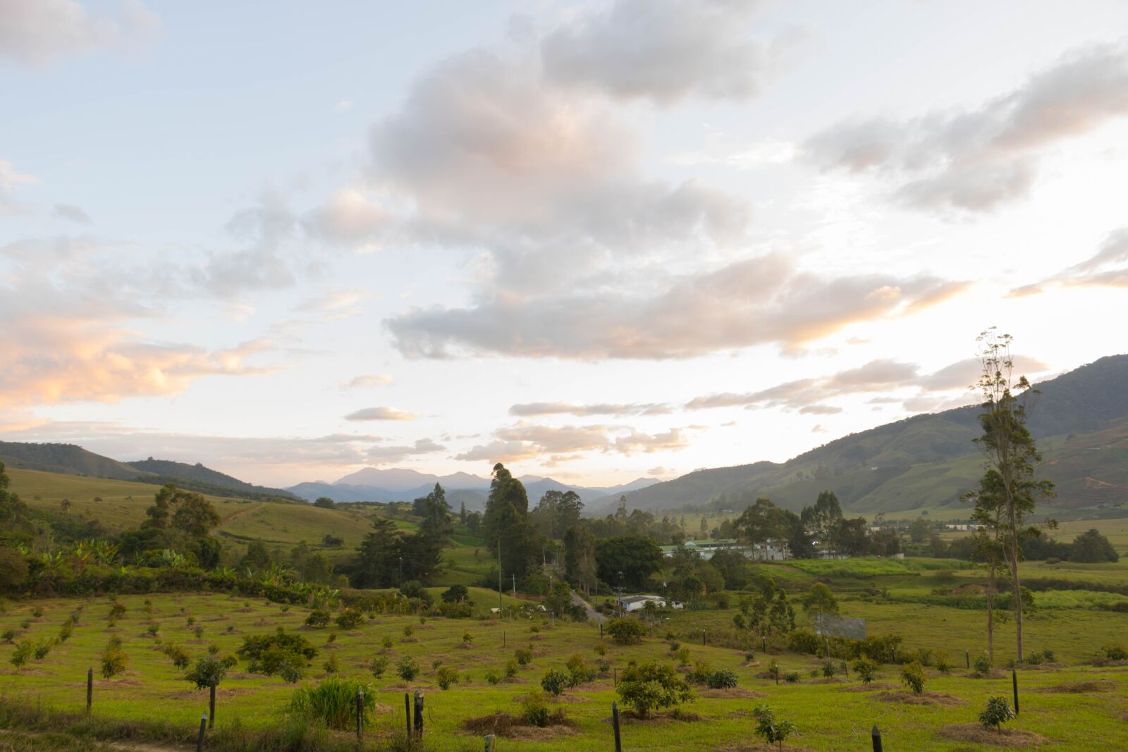 Canon EOS 750D (EOS Rebel T6i / EOS Kiss X8i) sample photo. Mountains, green, landscape photography