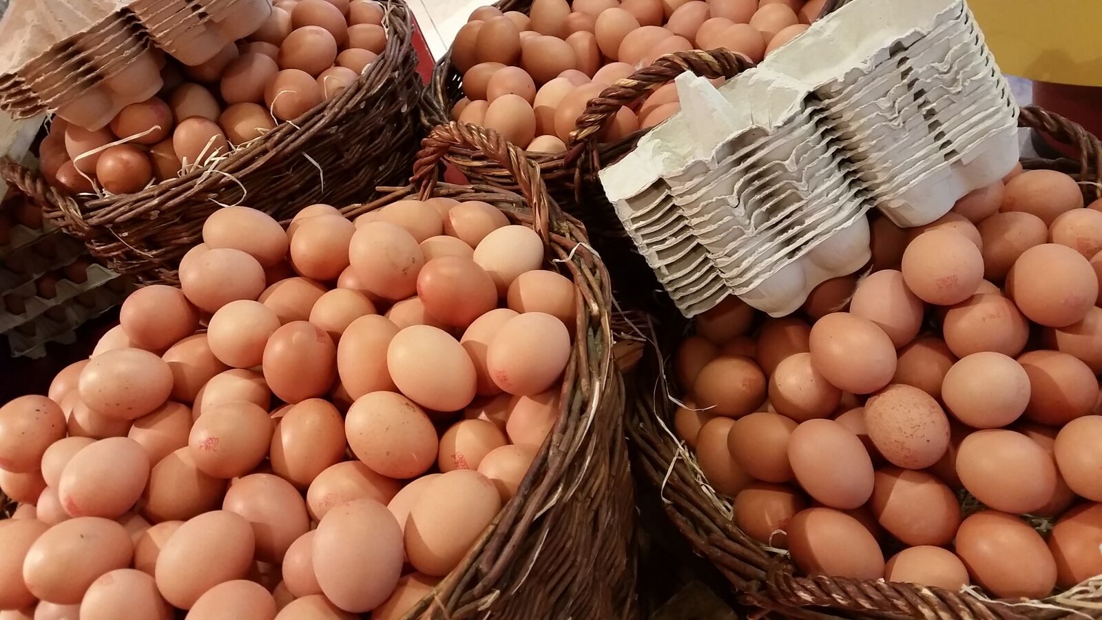 Samsung Galaxy S5 sample photo. Egg, easter, sales stand photography