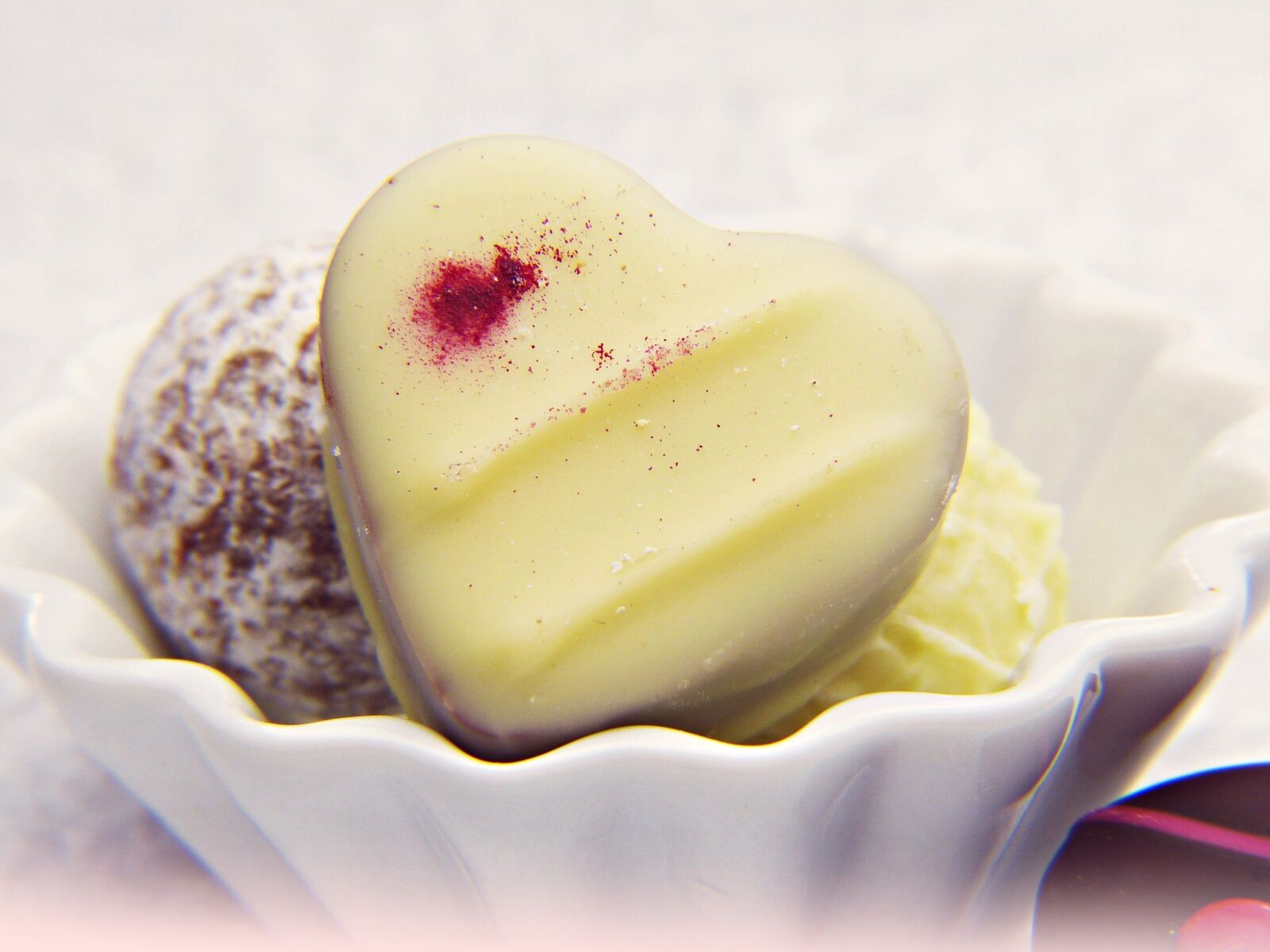 Panasonic Lumix DMC-FZ150 sample photo. Praline, white chocolate, heart photography