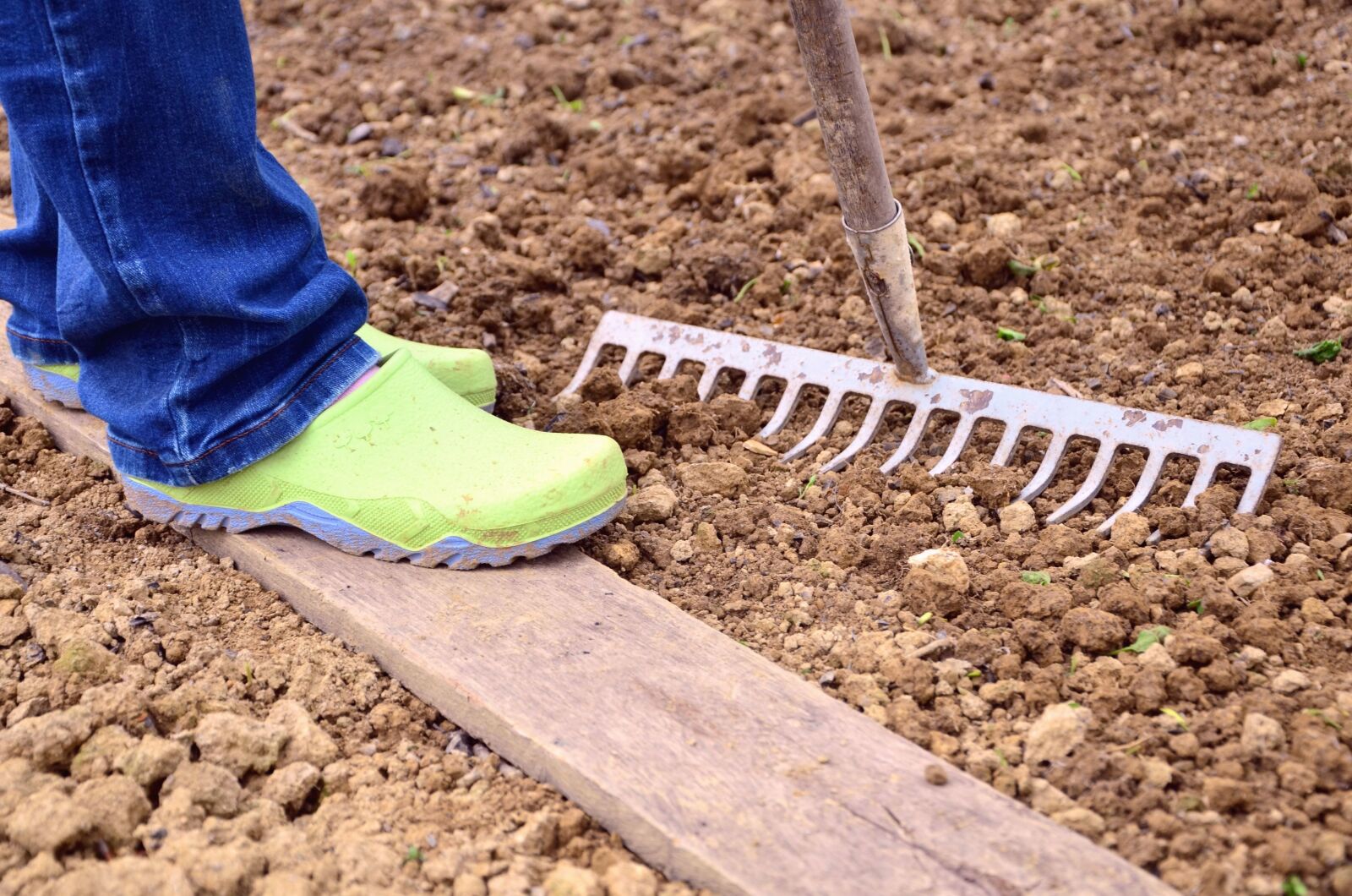 Nikon D5100 sample photo. Shoes, soil, rake, ground photography