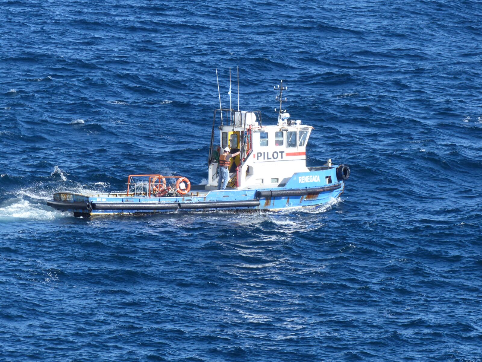 Panasonic Lumix DMC-FZ200 sample photo. Blue sea, towing, water photography