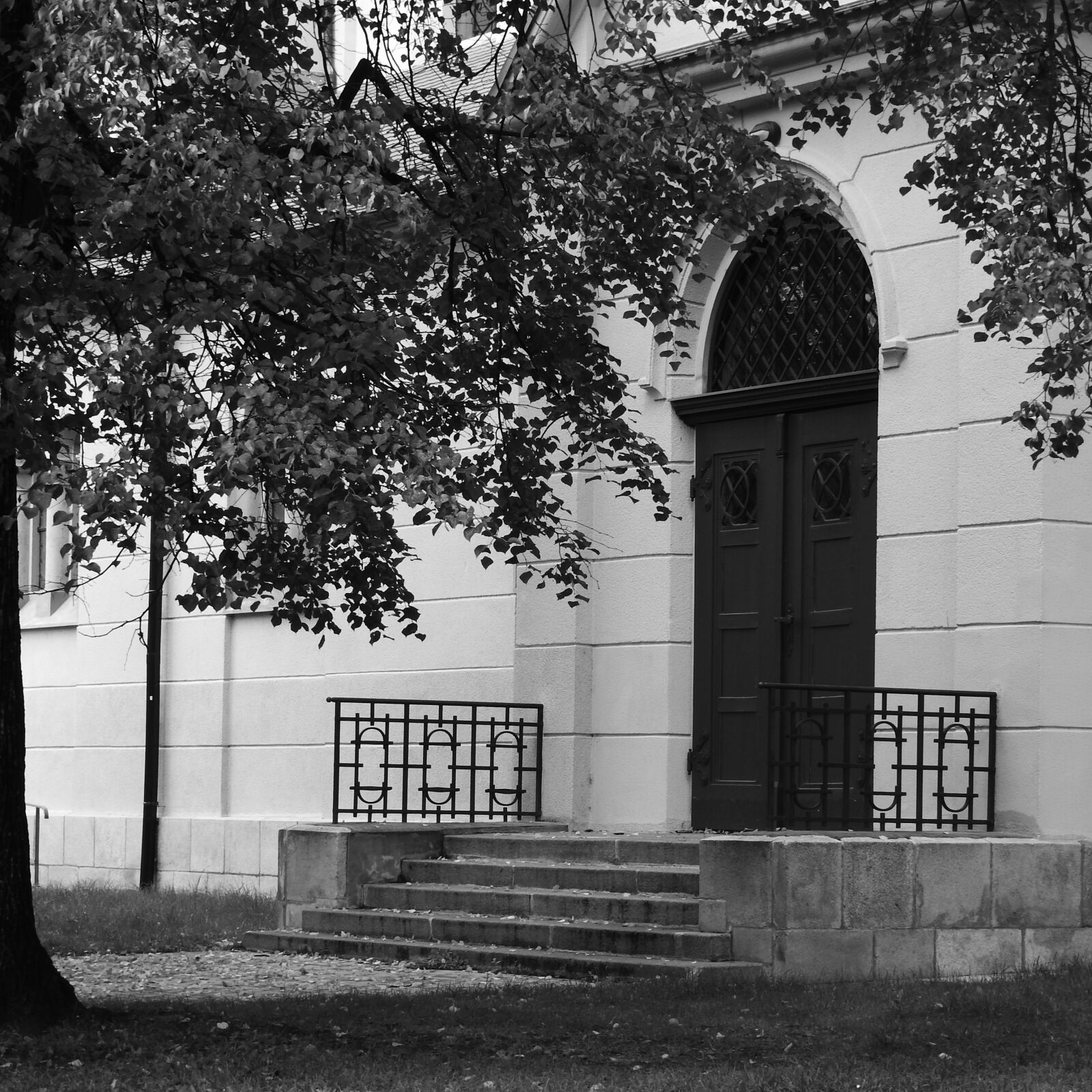 Nikon Coolpix P610 sample photo. Entrance to the church photography