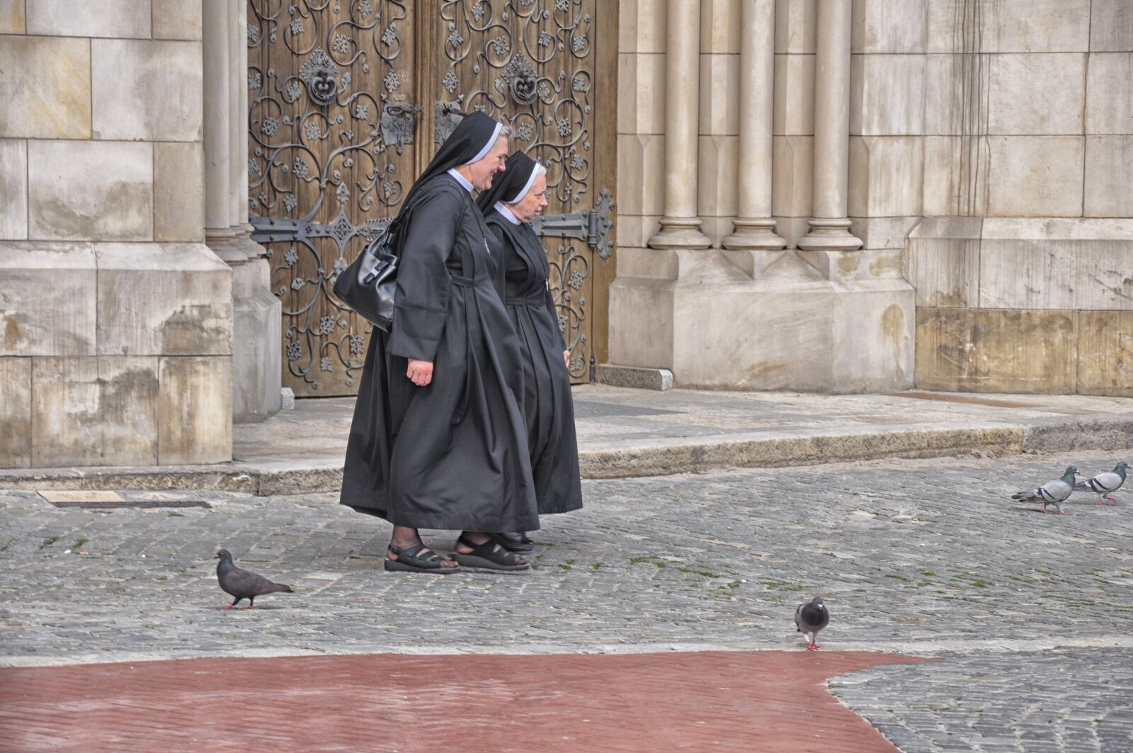 Nikon D90 sample photo. Nuns, the cathedral, the photography