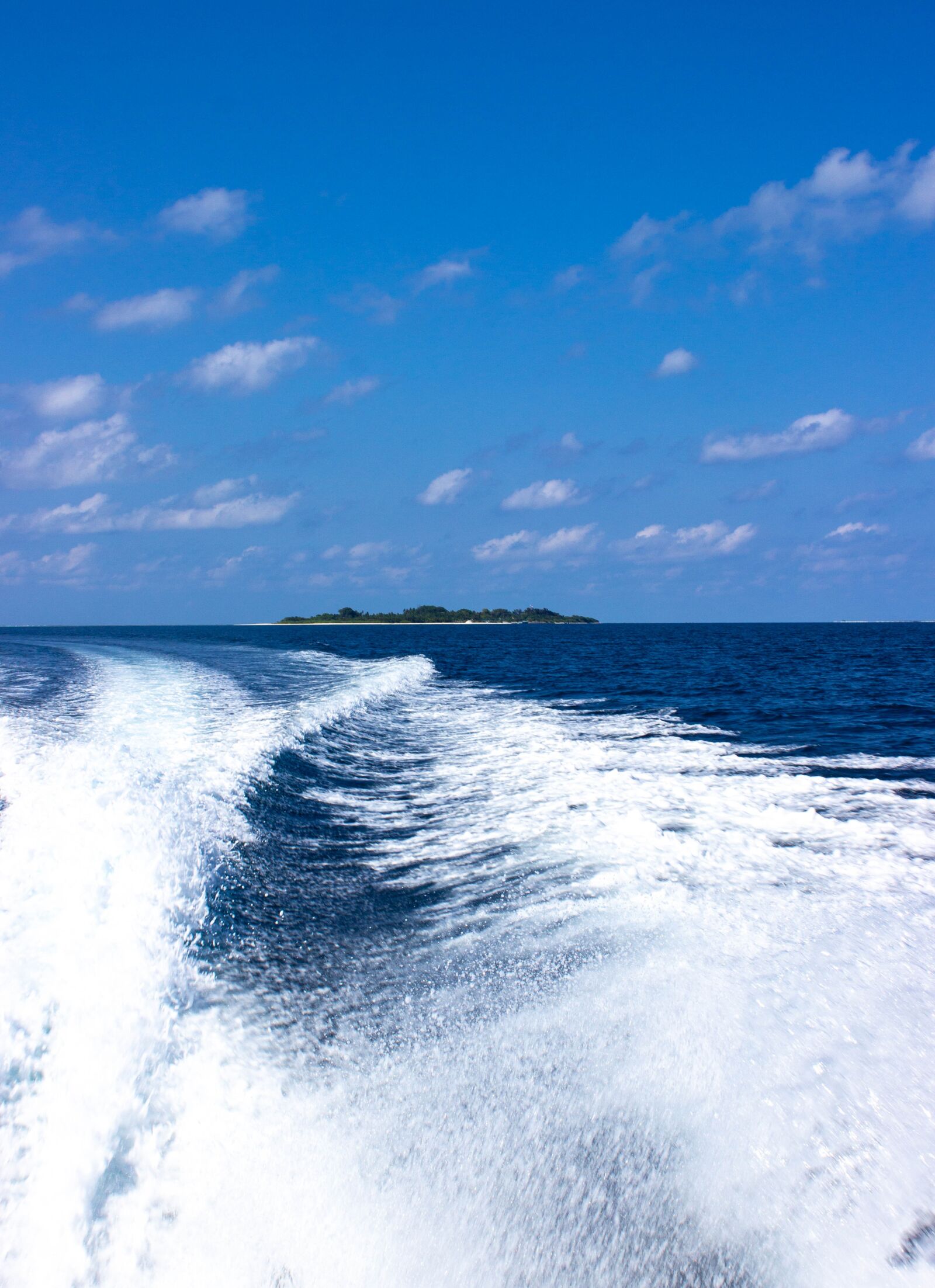 Canon EOS 600D (Rebel EOS T3i / EOS Kiss X5) sample photo. Sea, clouds, wake photography