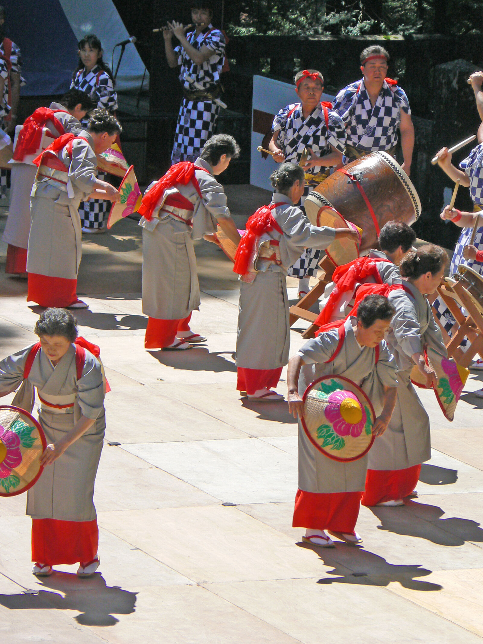 Panasonic DMC-FZ7 sample photo. Dancing, drums, festival, kimono photography