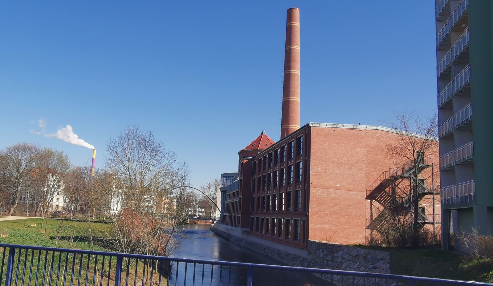 HUAWEI Mate 20 Pro sample photo. Factory, river, sun photography