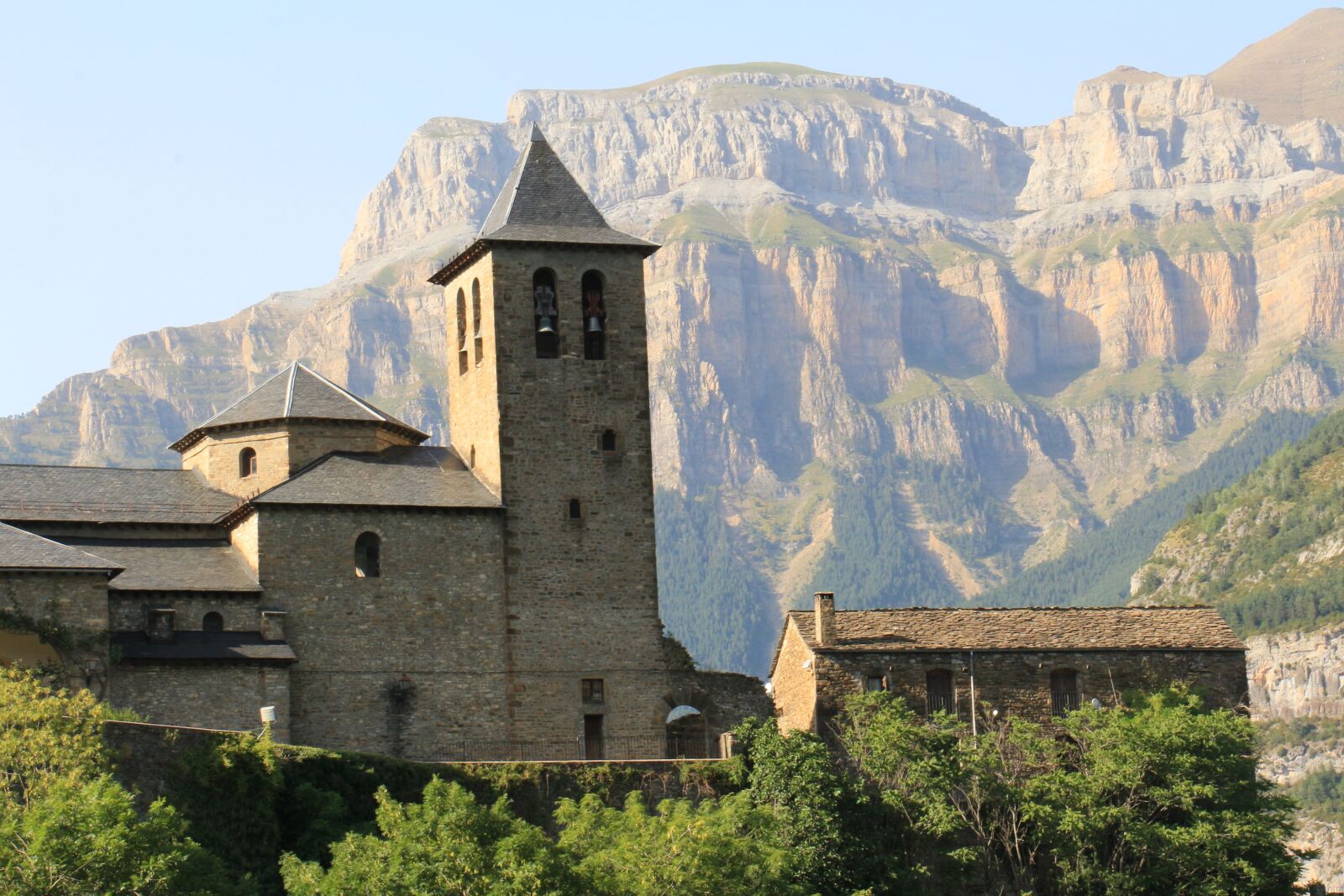 Canon EOS 700D (EOS Rebel T5i / EOS Kiss X7i) sample photo. Torla, huesca, people photography