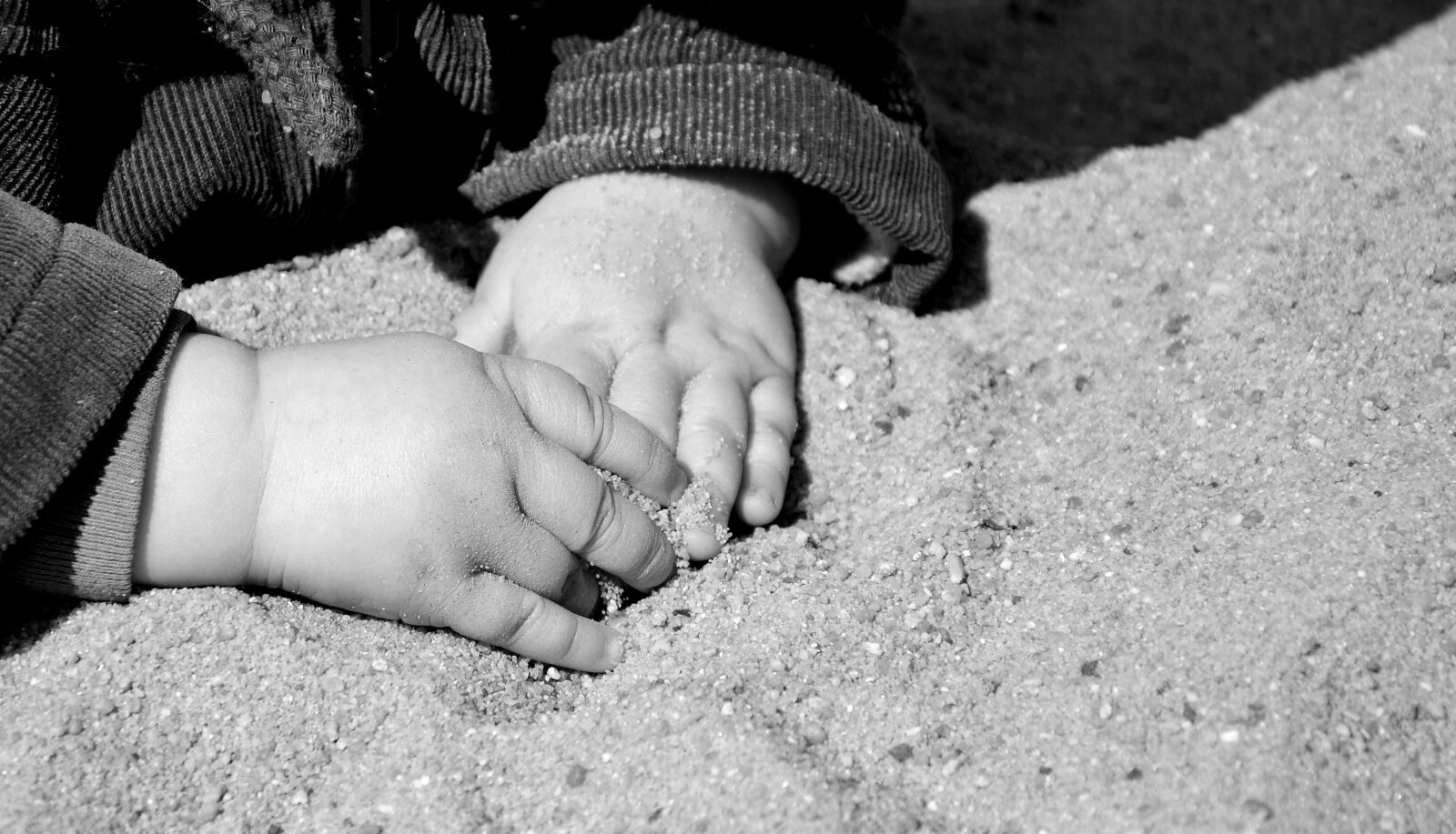 Nikon D5100 sample photo. Hands, children's hands, sand photography