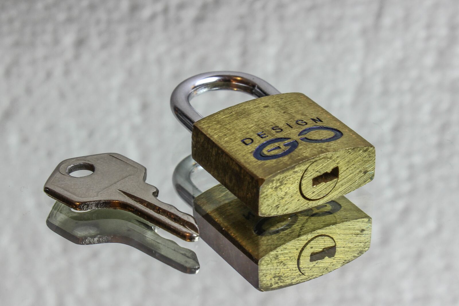 Canon EOS 600D (Rebel EOS T3i / EOS Kiss X5) sample photo. Padlock, key, lock photography