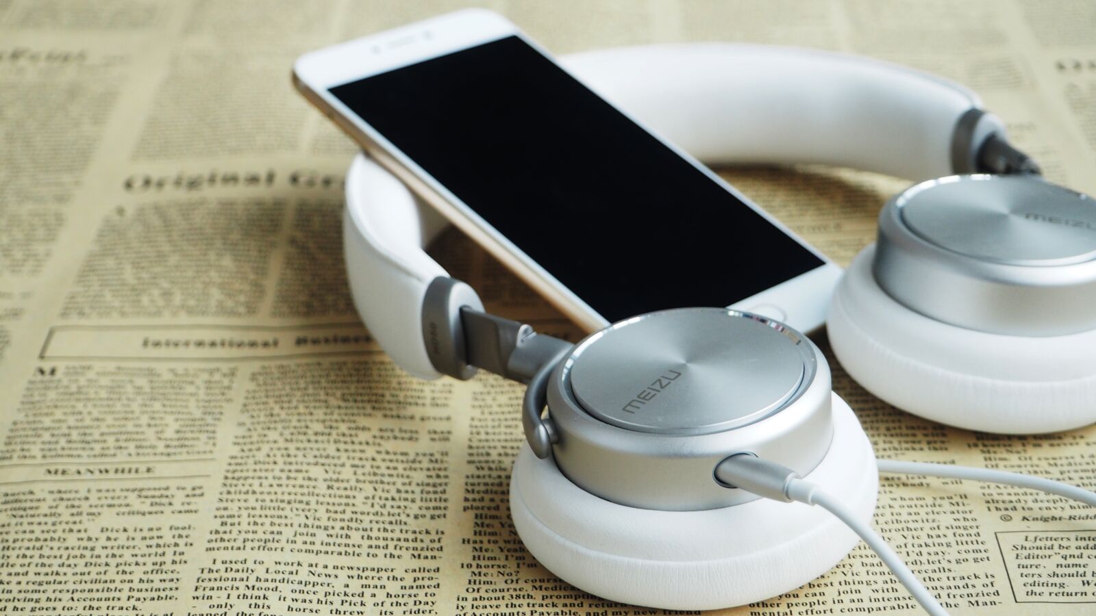 Olympus OM-D E-M5 II sample photo. Headphones, headset, mobile photography
