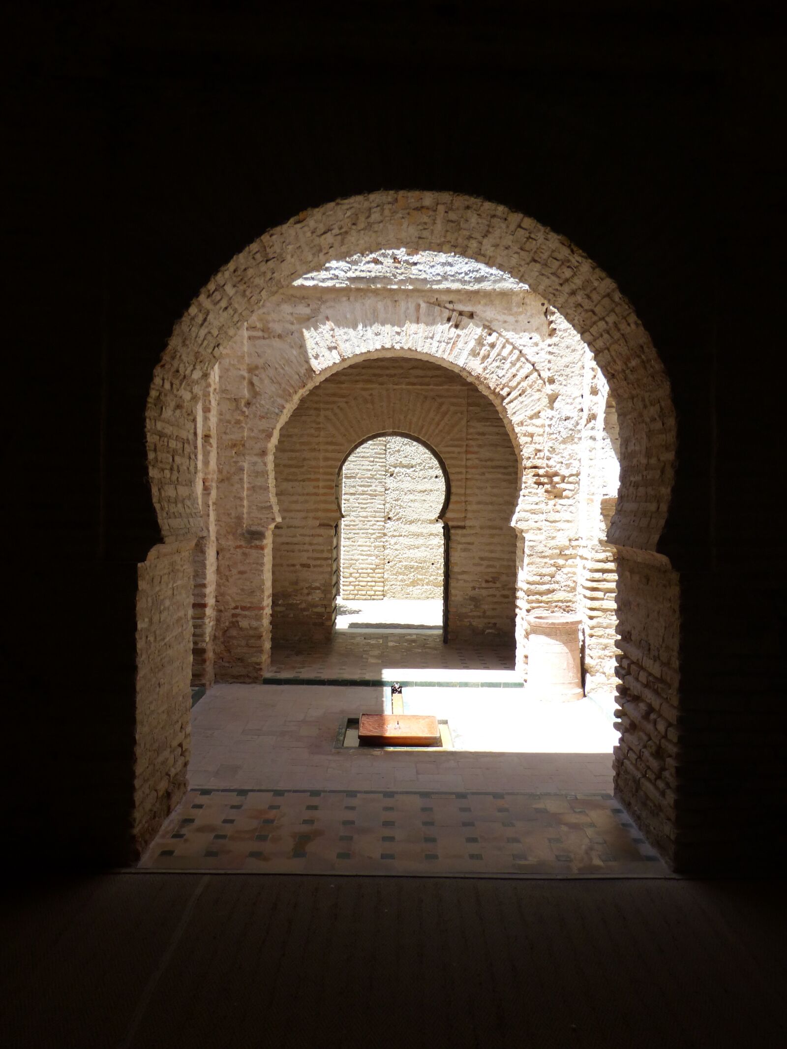 Panasonic Lumix DMC-FZ200 sample photo. Alcazar, archway, moorish photography