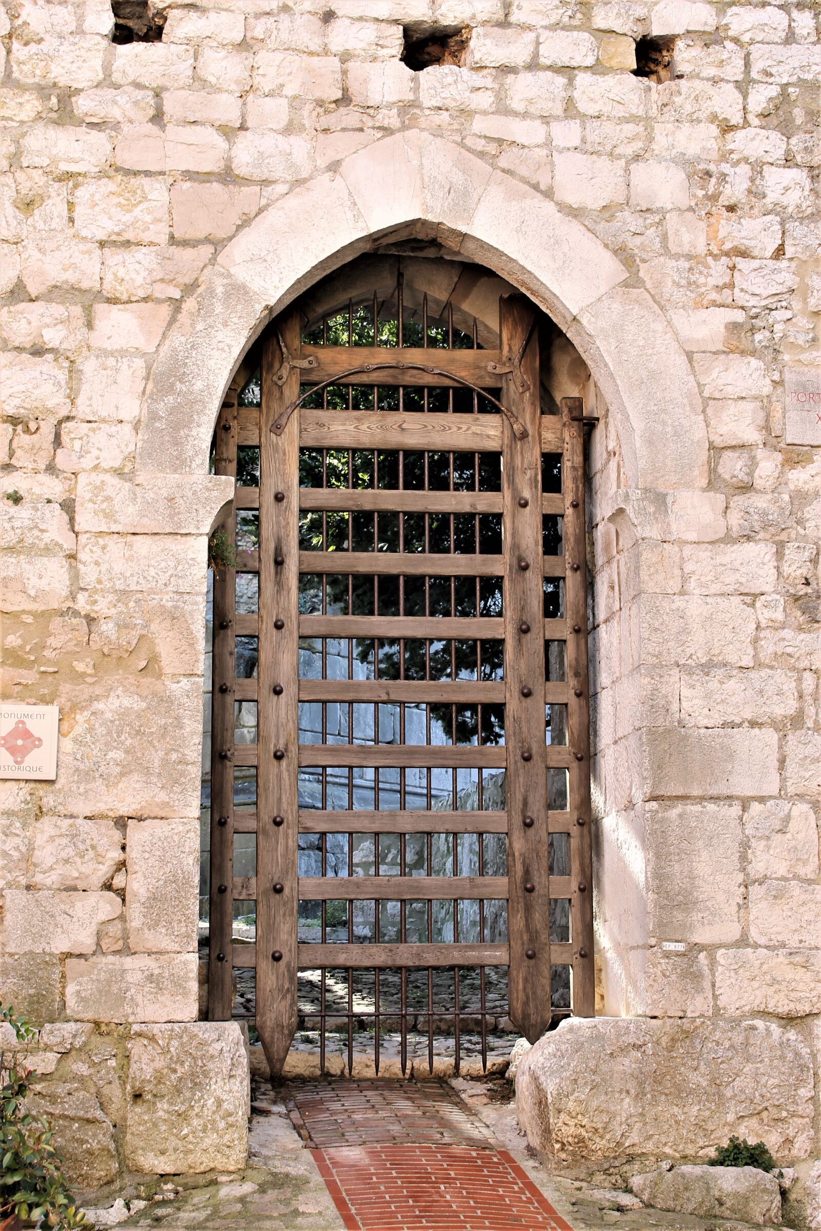 Canon EOS 1100D (EOS Rebel T3 / EOS Kiss X50) sample photo. Door, iron door, medieval photography