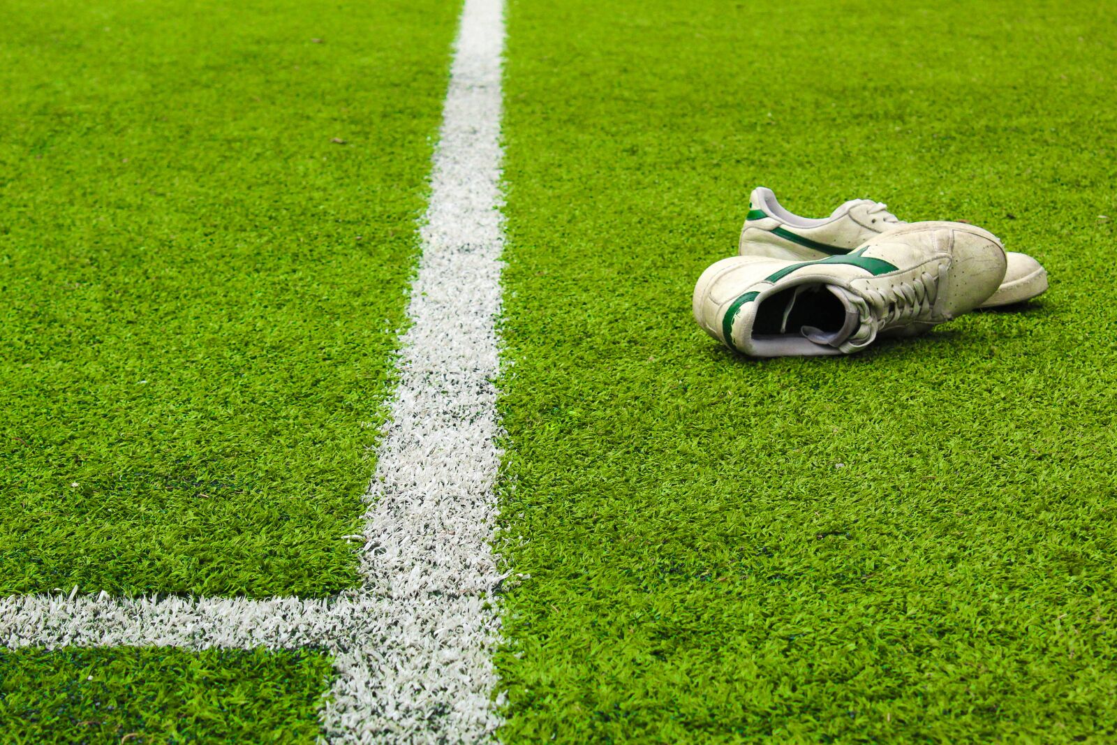 Canon EOS 1300D (EOS Rebel T6 / EOS Kiss X80) sample photo. Shoes, shoe, football photography