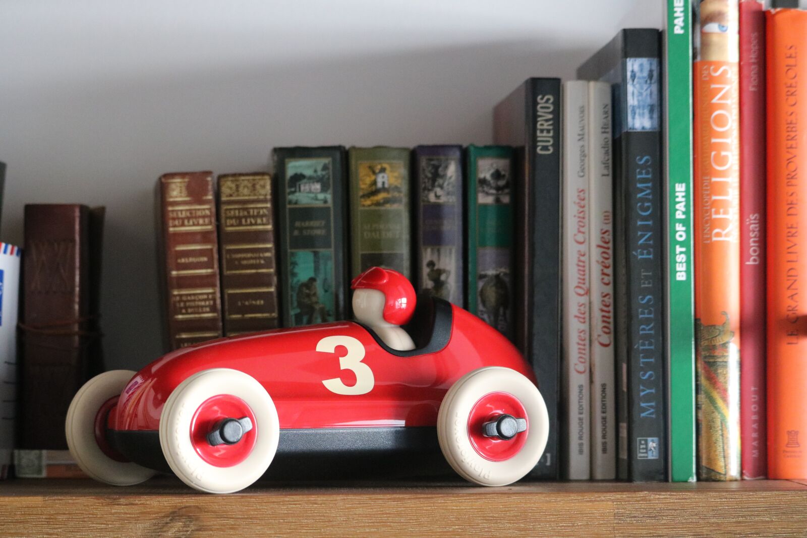 Canon EOS 760D (EOS Rebel T6s / EOS 8000D) sample photo. Library, shelf, book photography