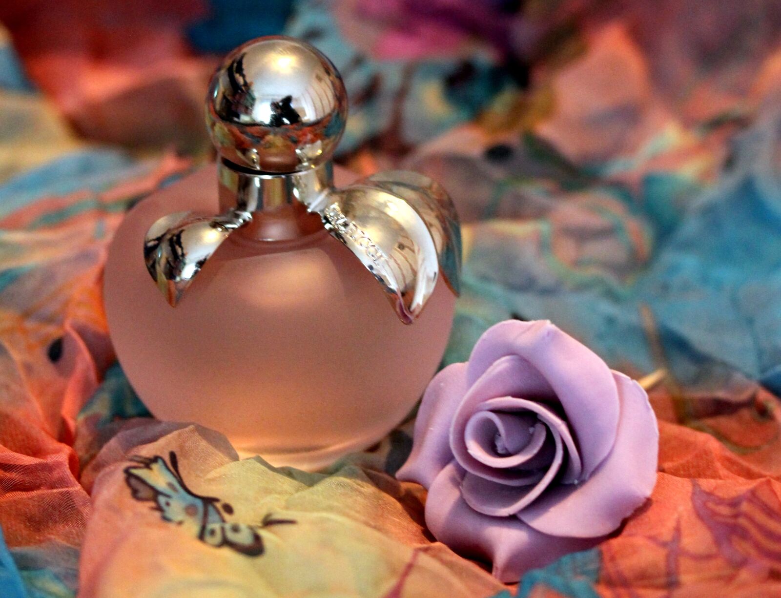 Canon EOS 700D (EOS Rebel T5i / EOS Kiss X7i) sample photo. Perfume, rose, romantic photography